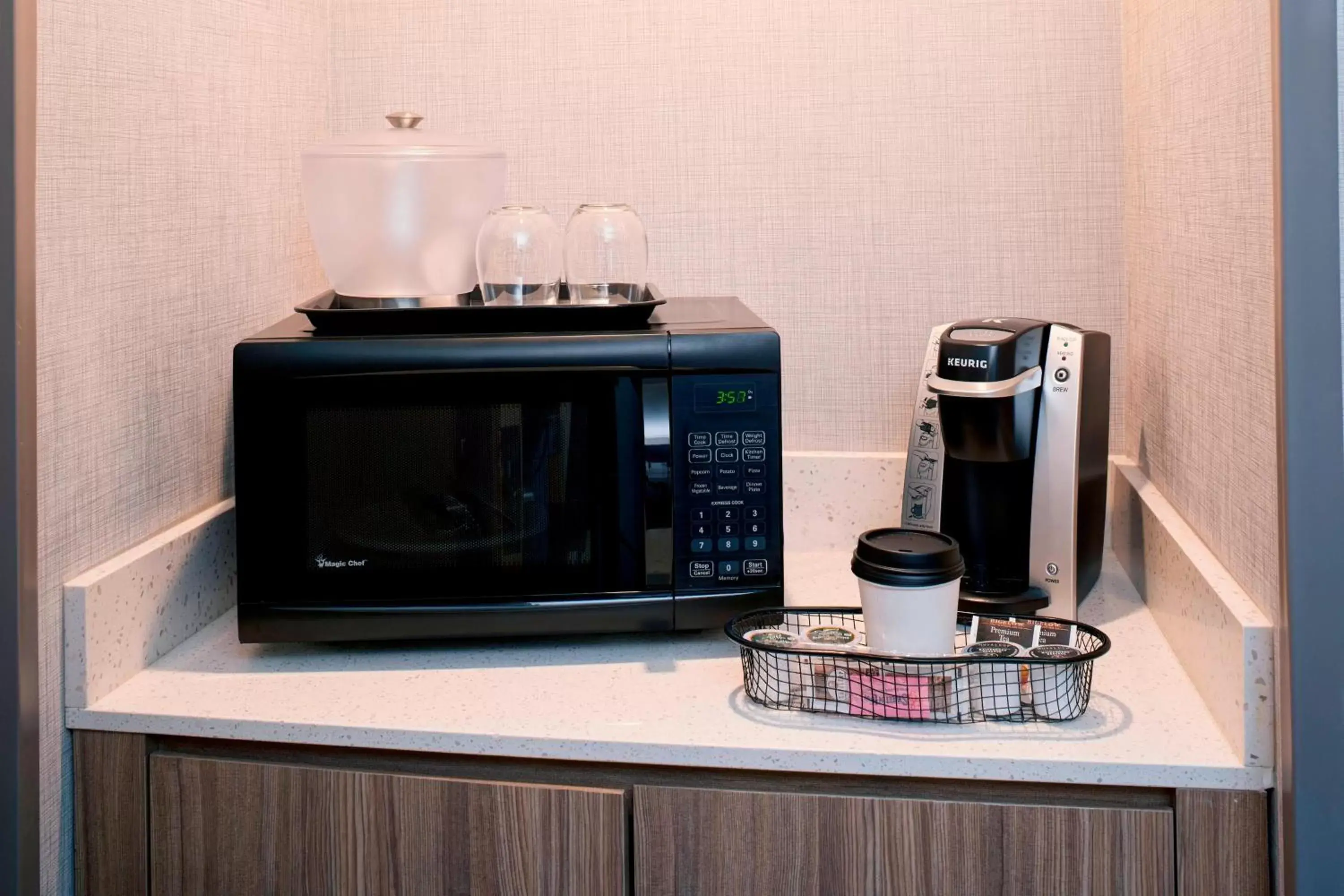 Photo of the whole room, Coffee/Tea Facilities in SpringHill Suites by Marriott Grand Rapids West