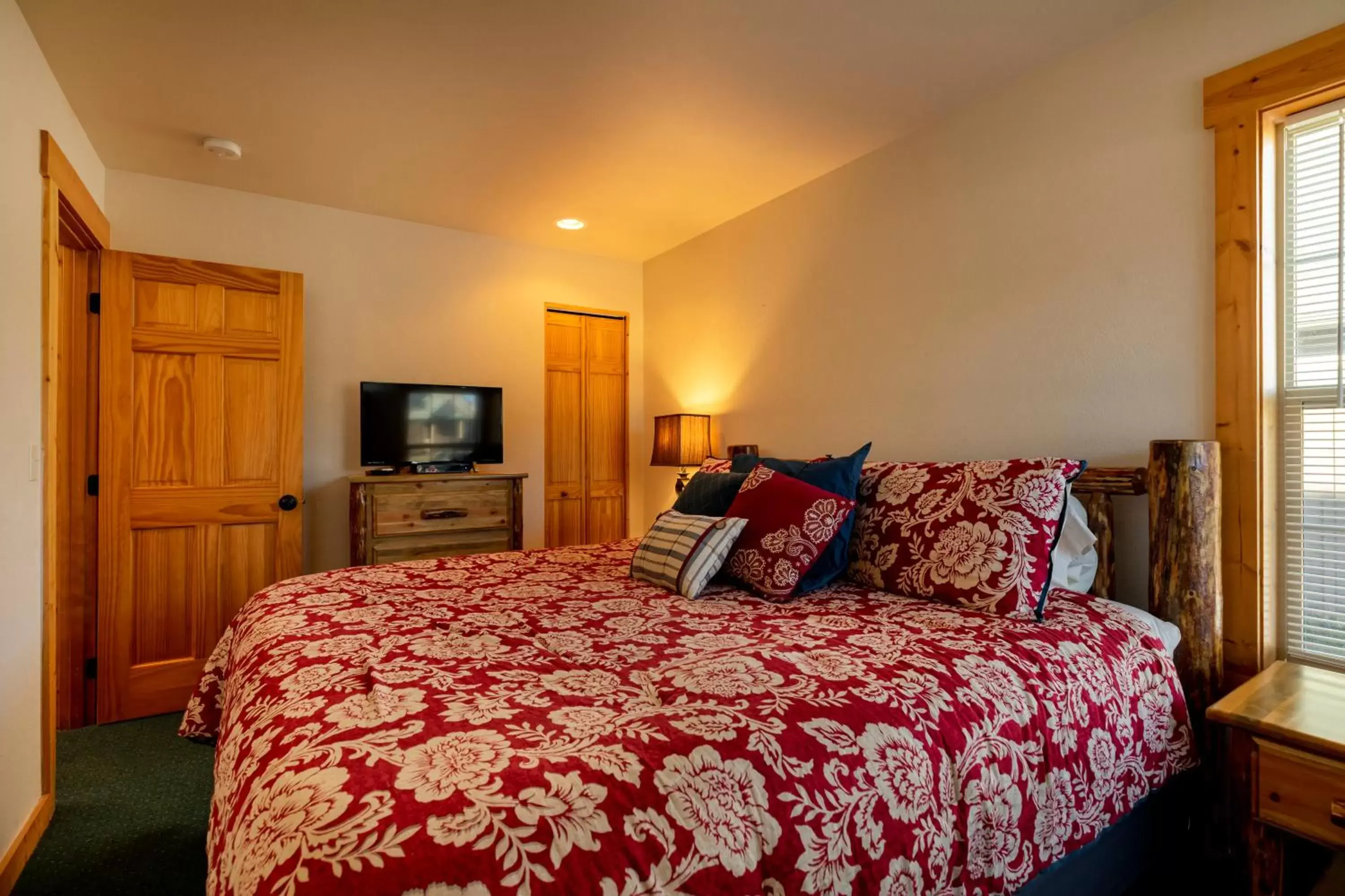 Bed in Running Y Ranch Golf & Spa Resort Bed in Running Y Ranch Golf & Spa Resort