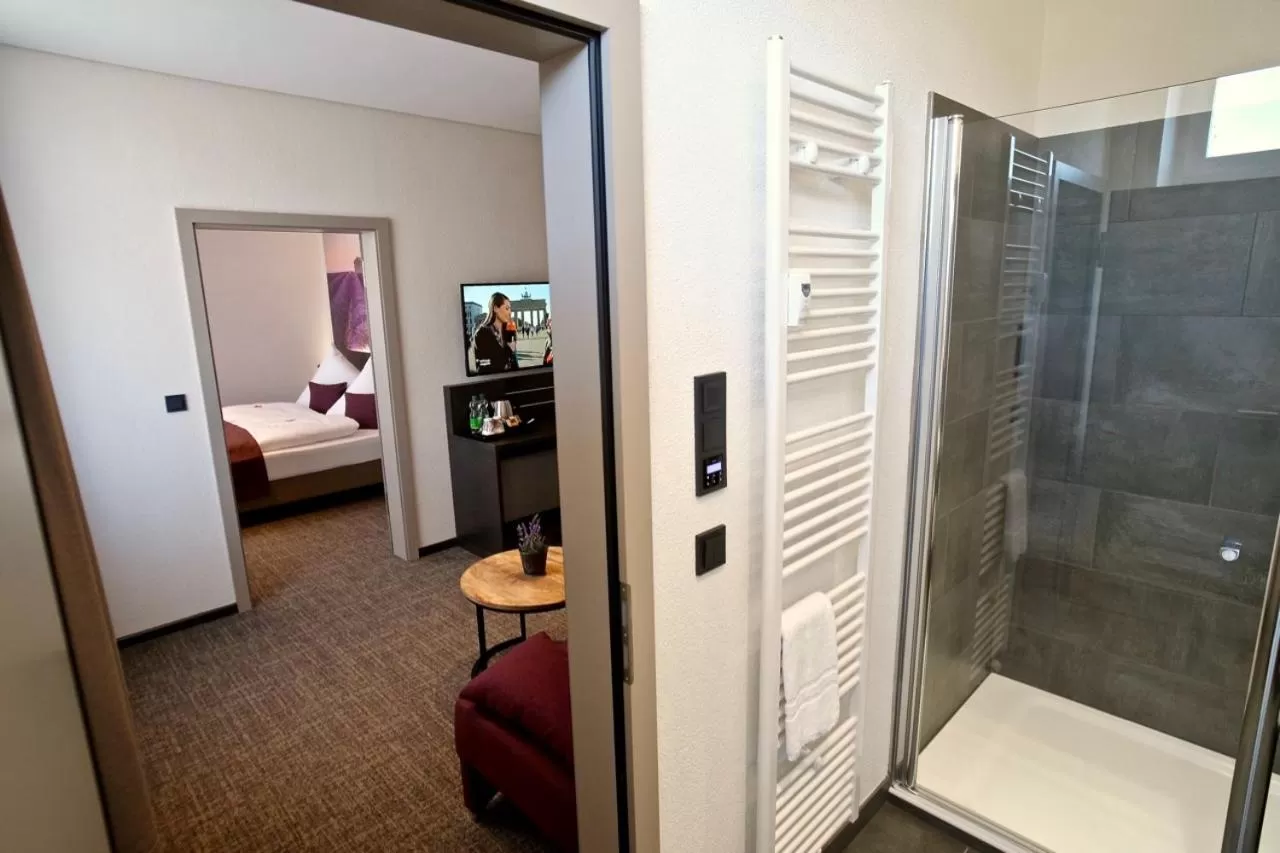 Shower, Bed in Bahnhof-Erzingen, hotel, coffee & more