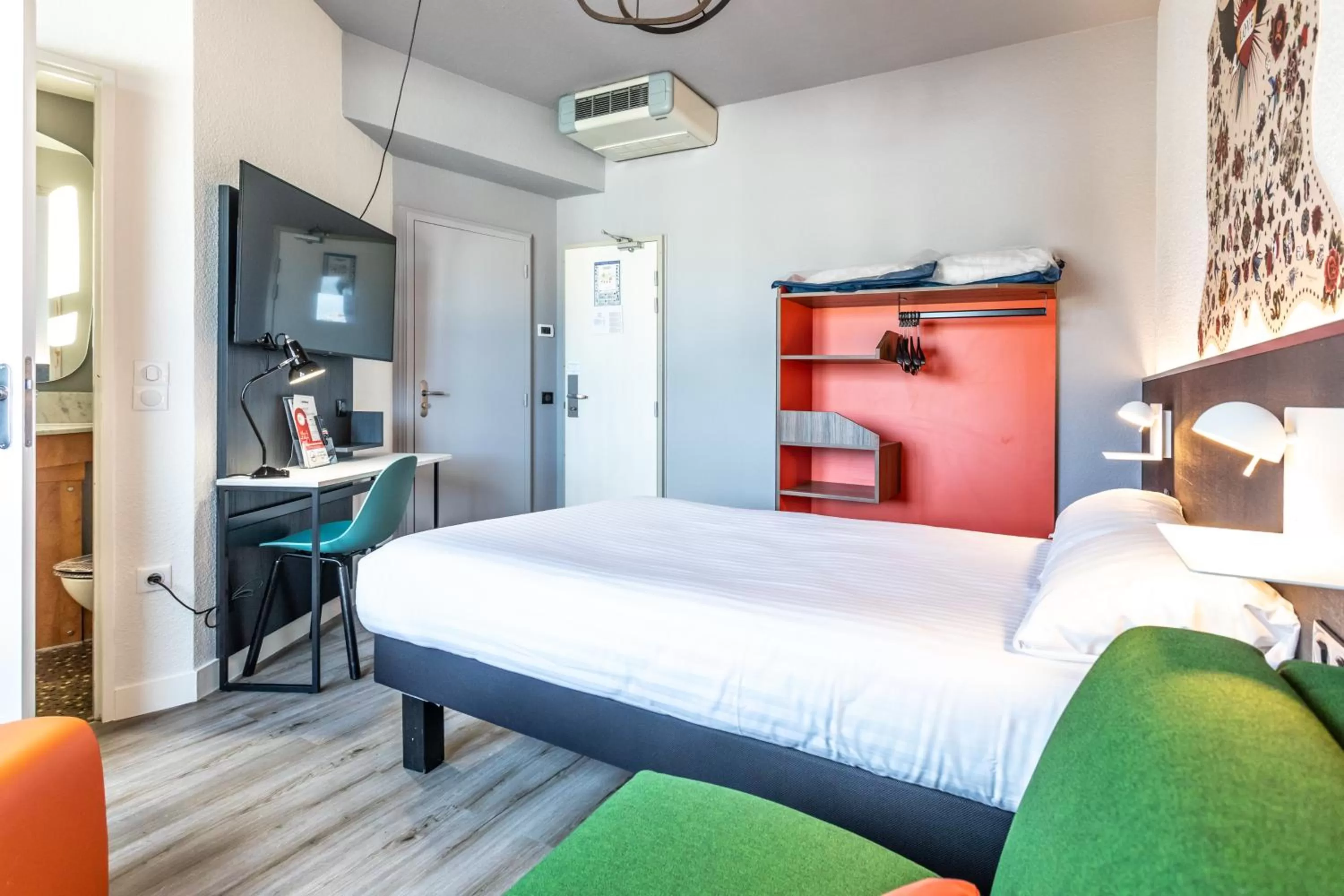 Photo of the whole room, Bed in Hôtel The Originals City Le Berry - proche centre-ville - Gare - parking - recharge véhicule