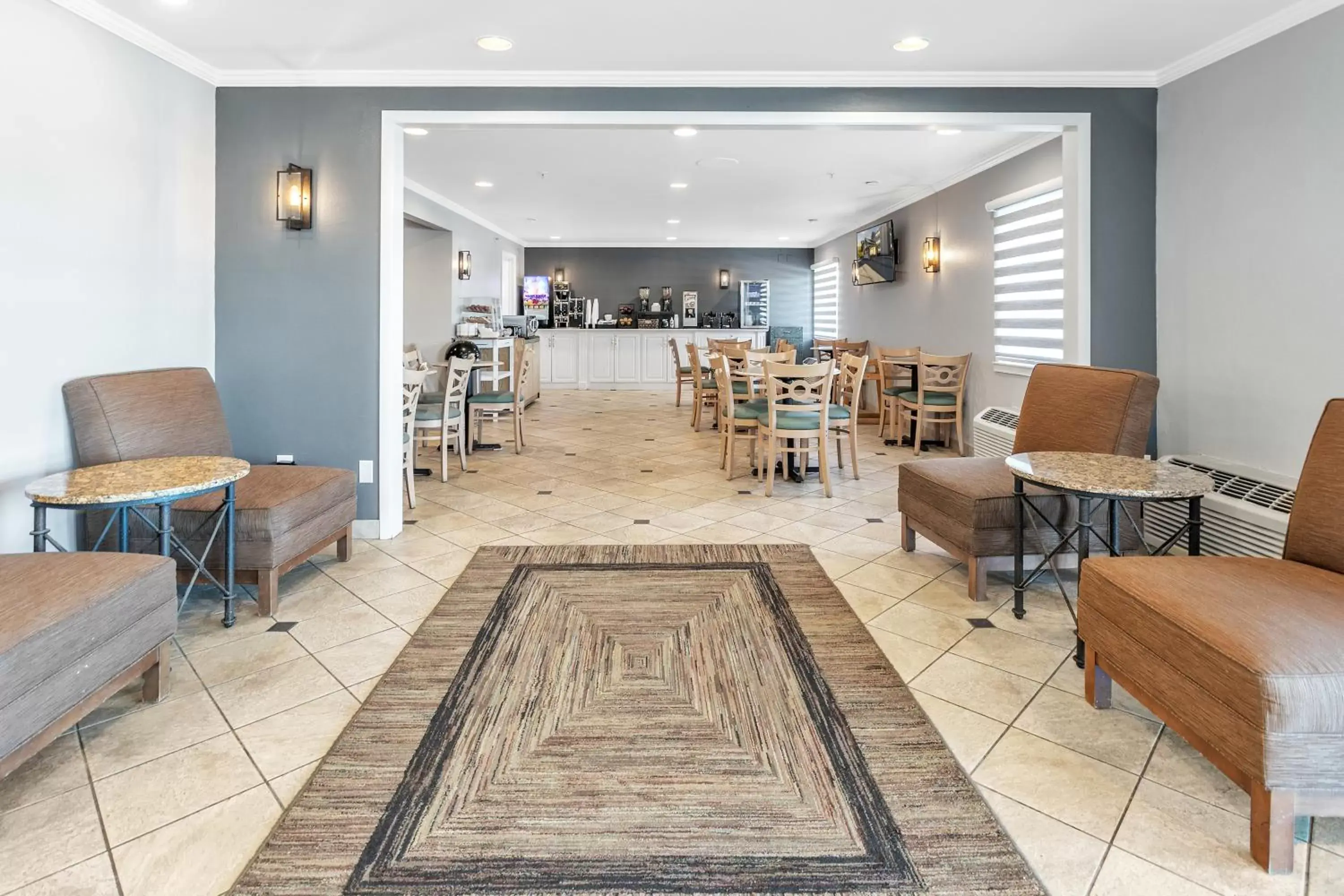 Lobby or reception, Restaurant/Places to Eat in La Quinta Inn by Wyndham Cleveland Independence