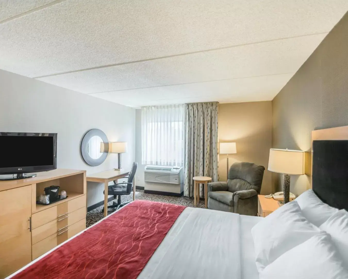 Photo of the whole room, Bed in Comfort Inn - NYS Fairgrounds Photo of the whole room, Bed in Comfort Inn - NYS Fairgrounds