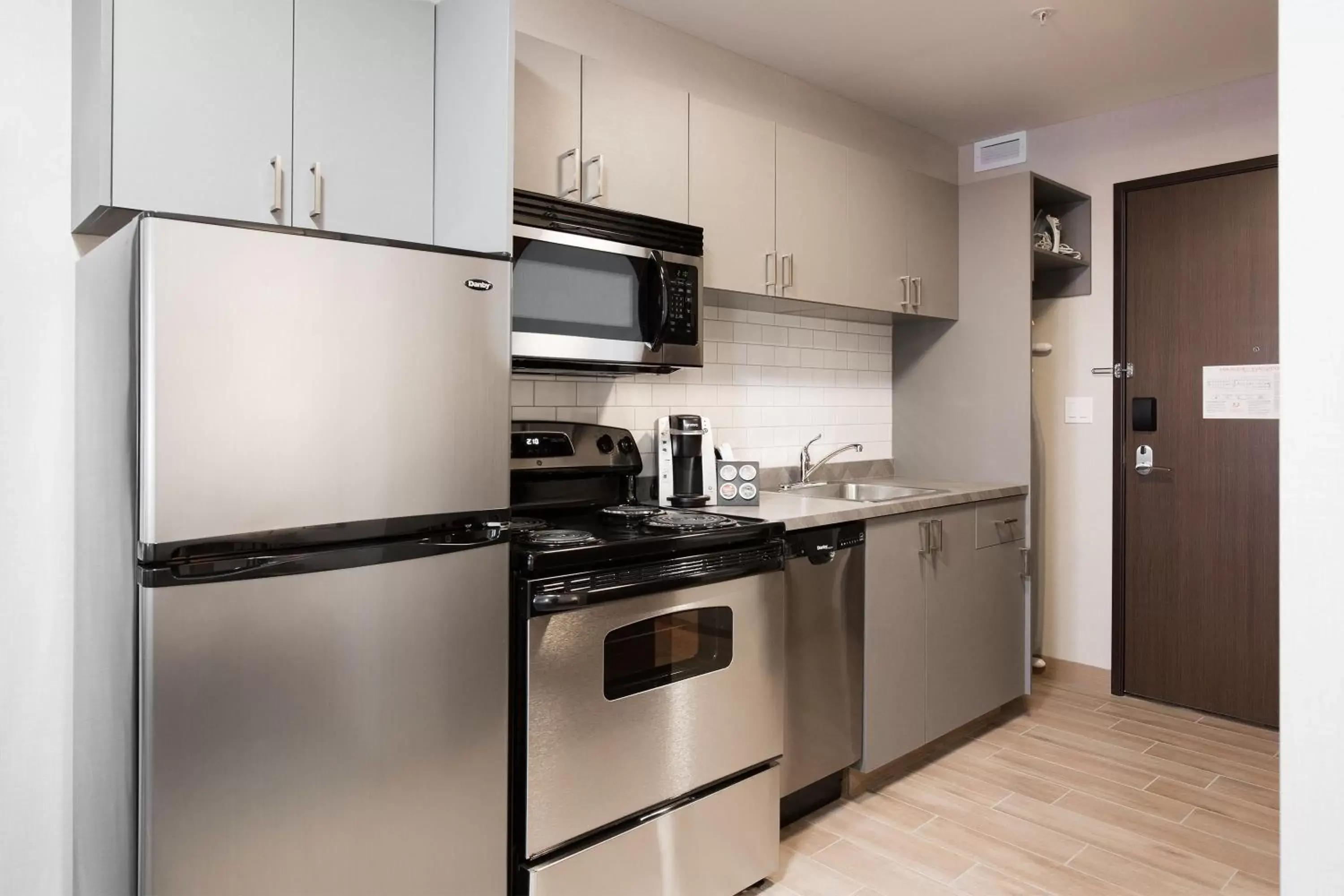 Kitchen or kitchenette, Kitchen/Kitchenette in Pomeroy Inn & Suites Prince George