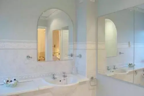 Shower, Bathroom in Canterbury Hotel