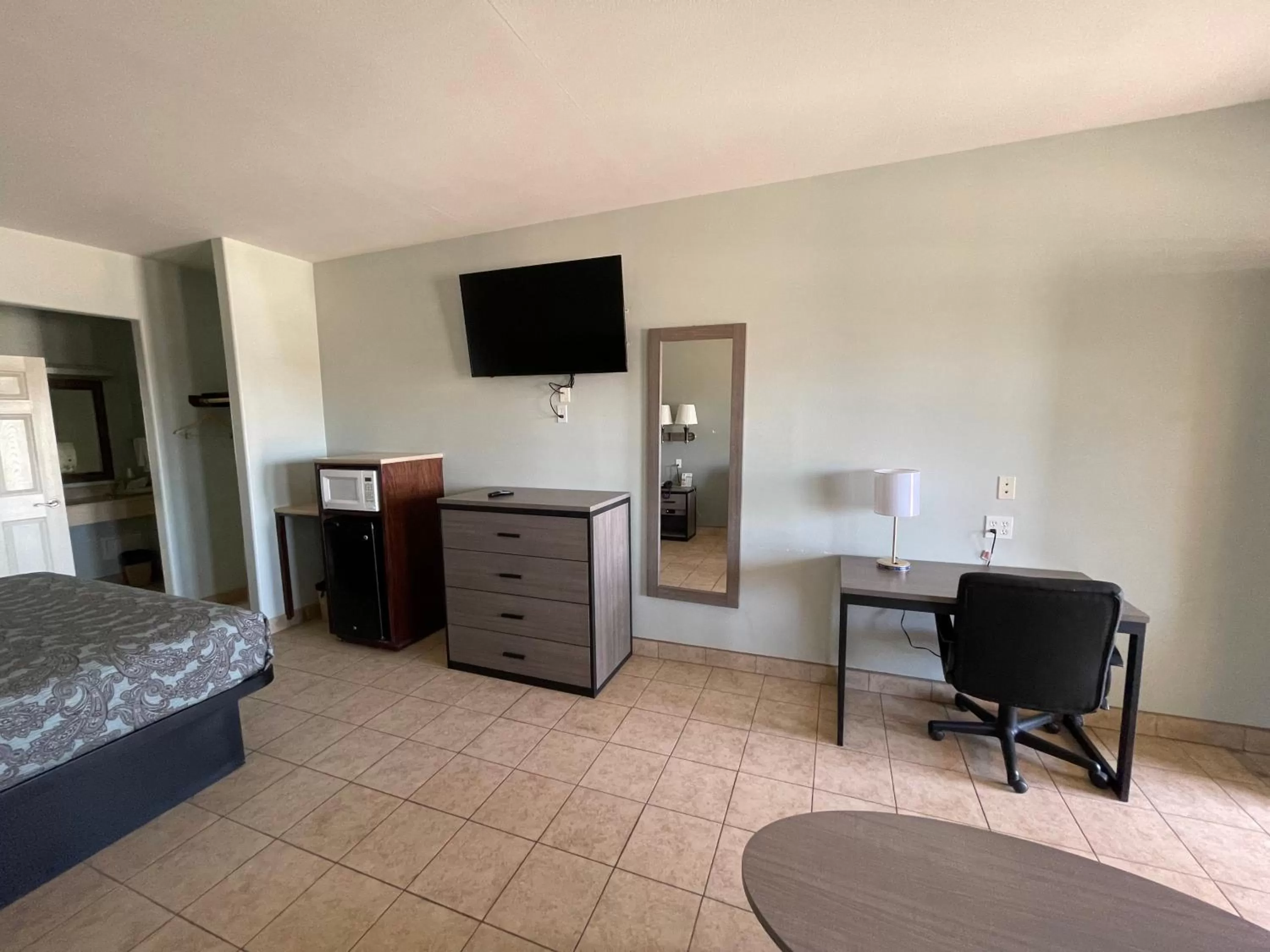 Seating area, Bed in Weslaco Inn - Weslaco/Mercedes