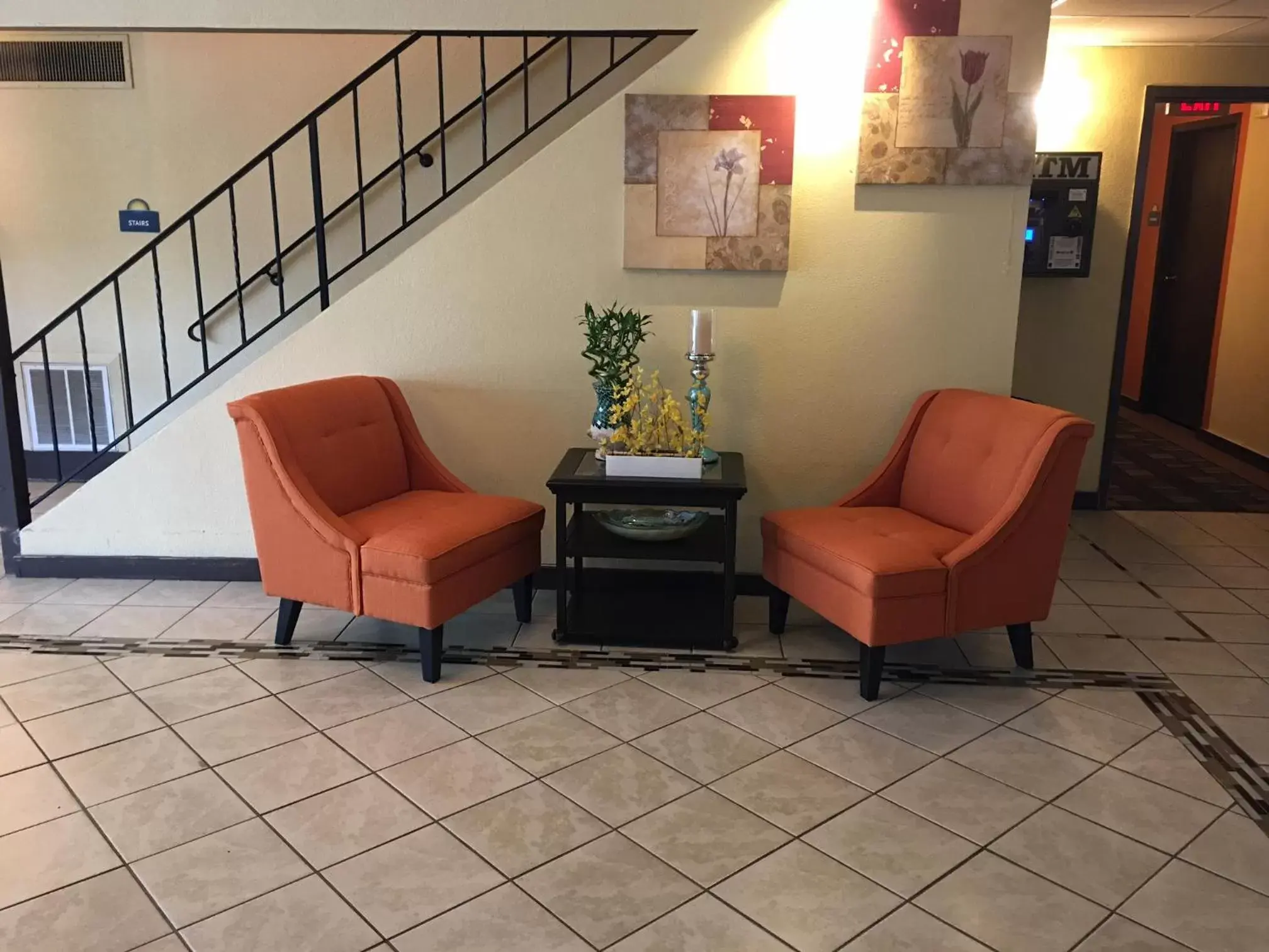 Seating Area in Days Inn & Suites by Wyndham Stevens Point