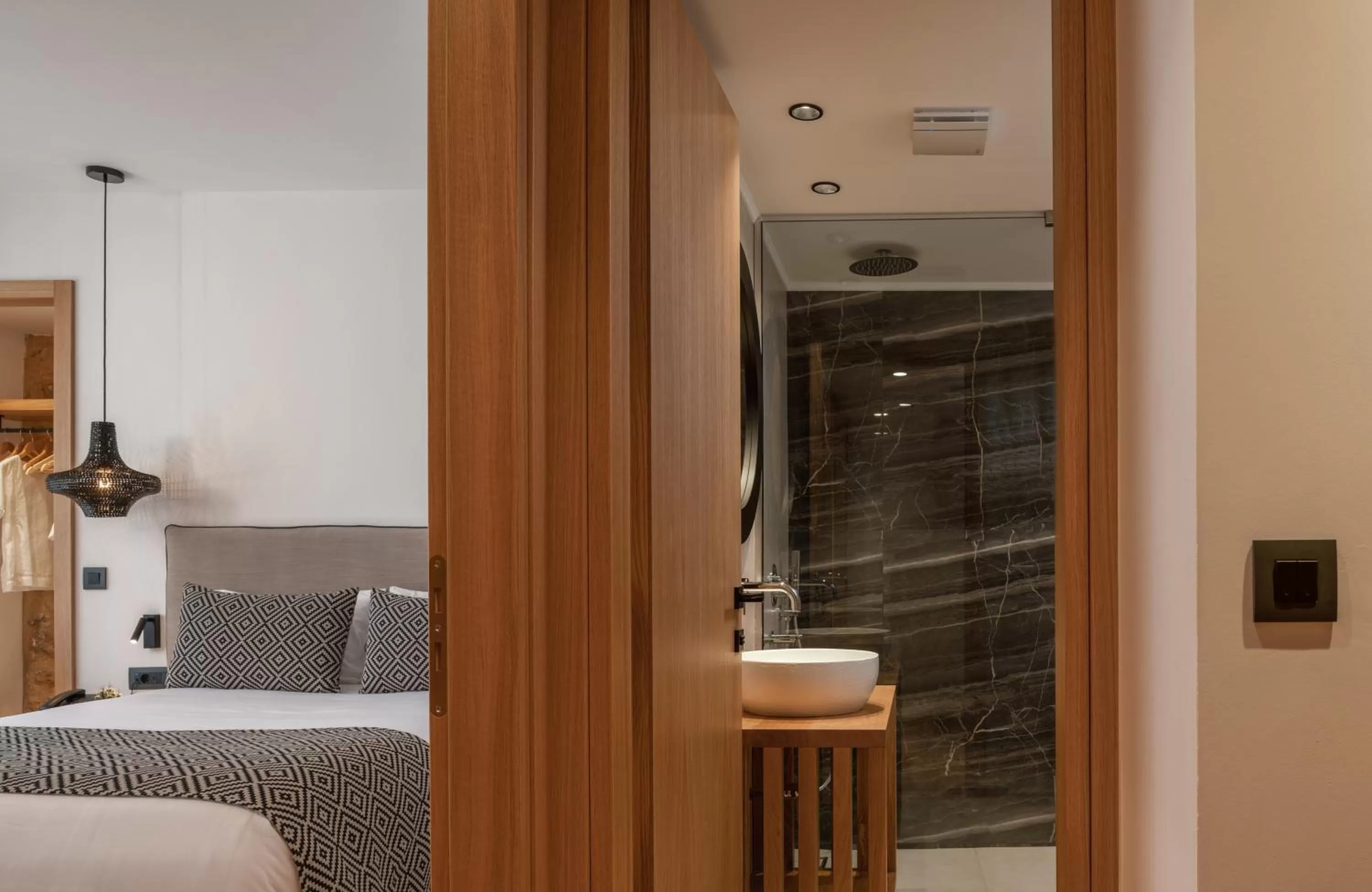 Shower, Bed in Hotel Ideon