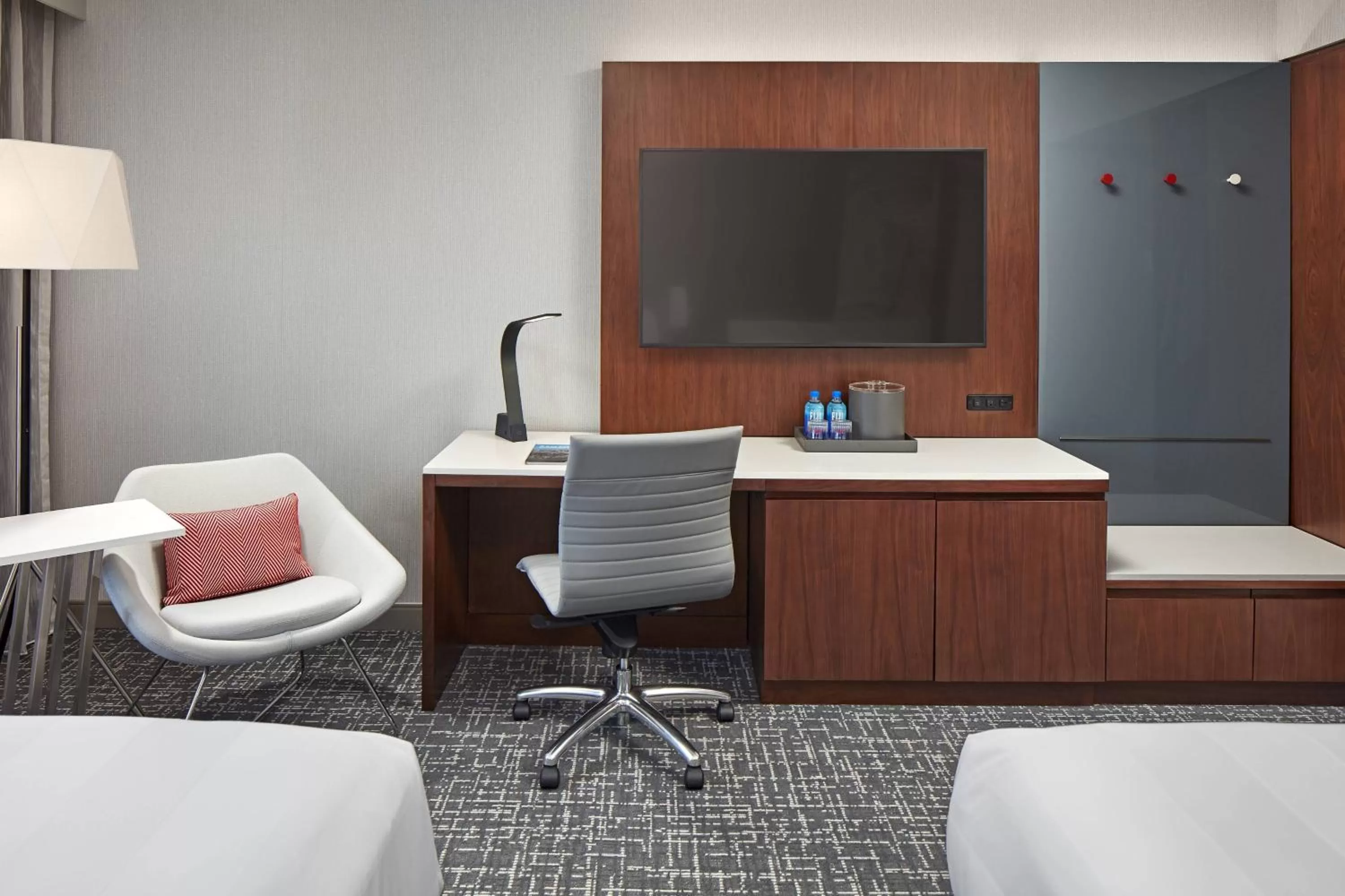 Photo of the whole room, TV/Entertainment Center in San Mateo Marriott San Francisco Airport