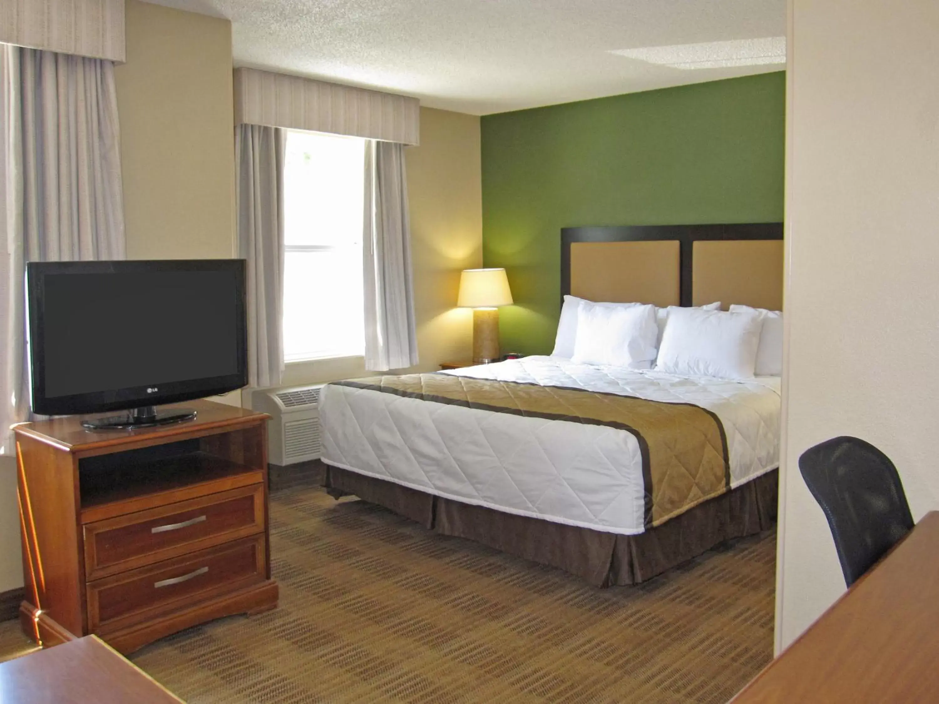 Bed in Extended Stay America Suites - Chicago - O'Hare - Allstate Arena