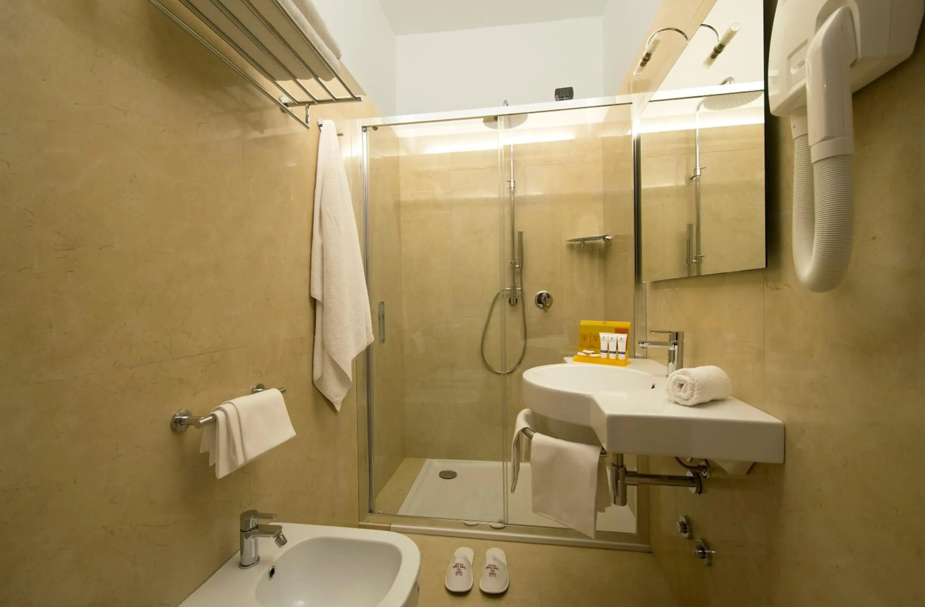 Shower, Bathroom in Hotel Fenice