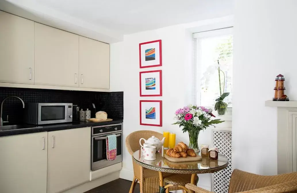 Kitchen/Kitchenette in Cary Arms & Spa