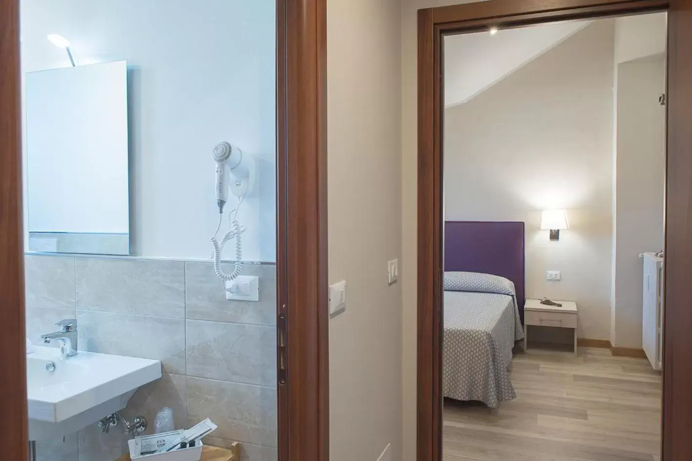 Bed, Bathroom in Hotel Torino Porta Susa