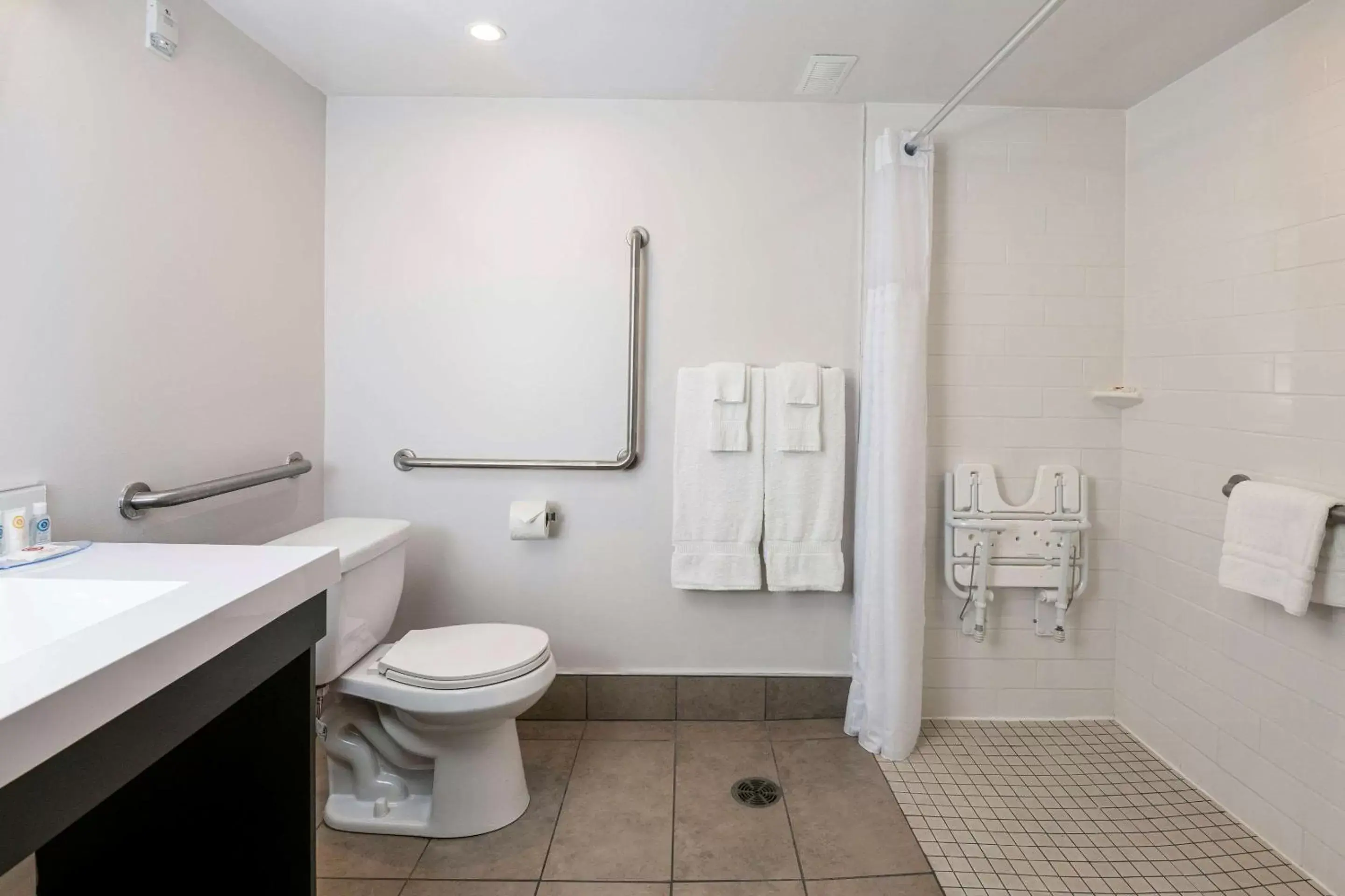 Bathroom in Comfort Suites Kingston Central