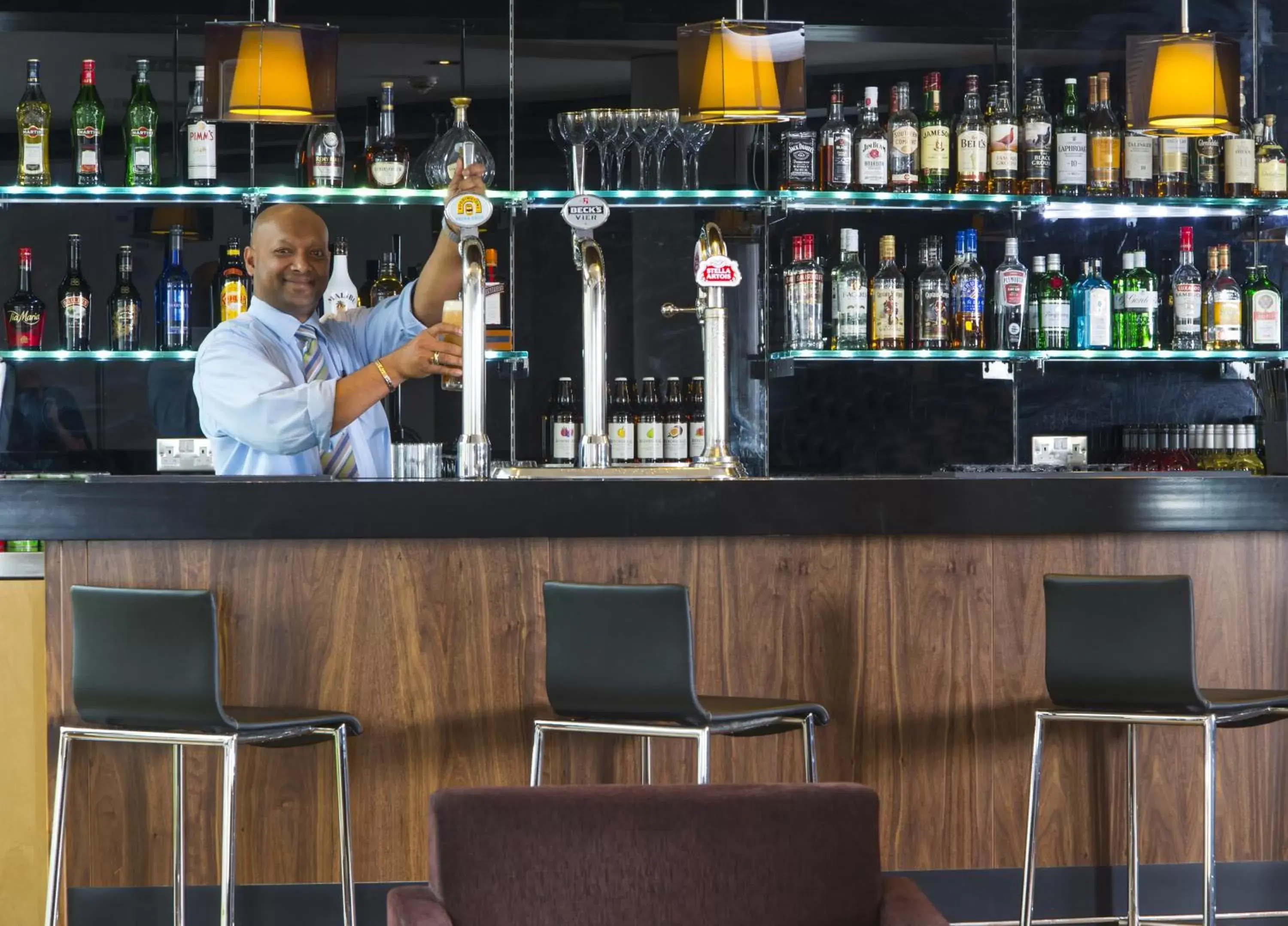 Photo of the whole room, Lounge/Bar in Holiday Inn Express London - Epsom Downs, an IHG Hotel