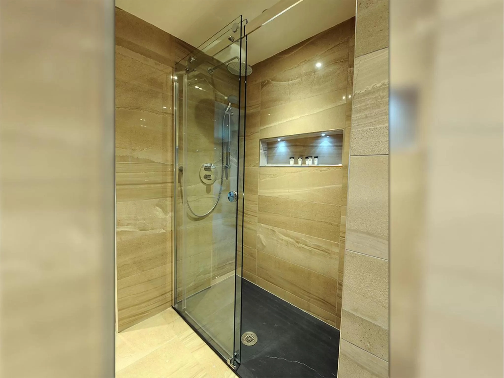 Shower in Flannery's Hotel