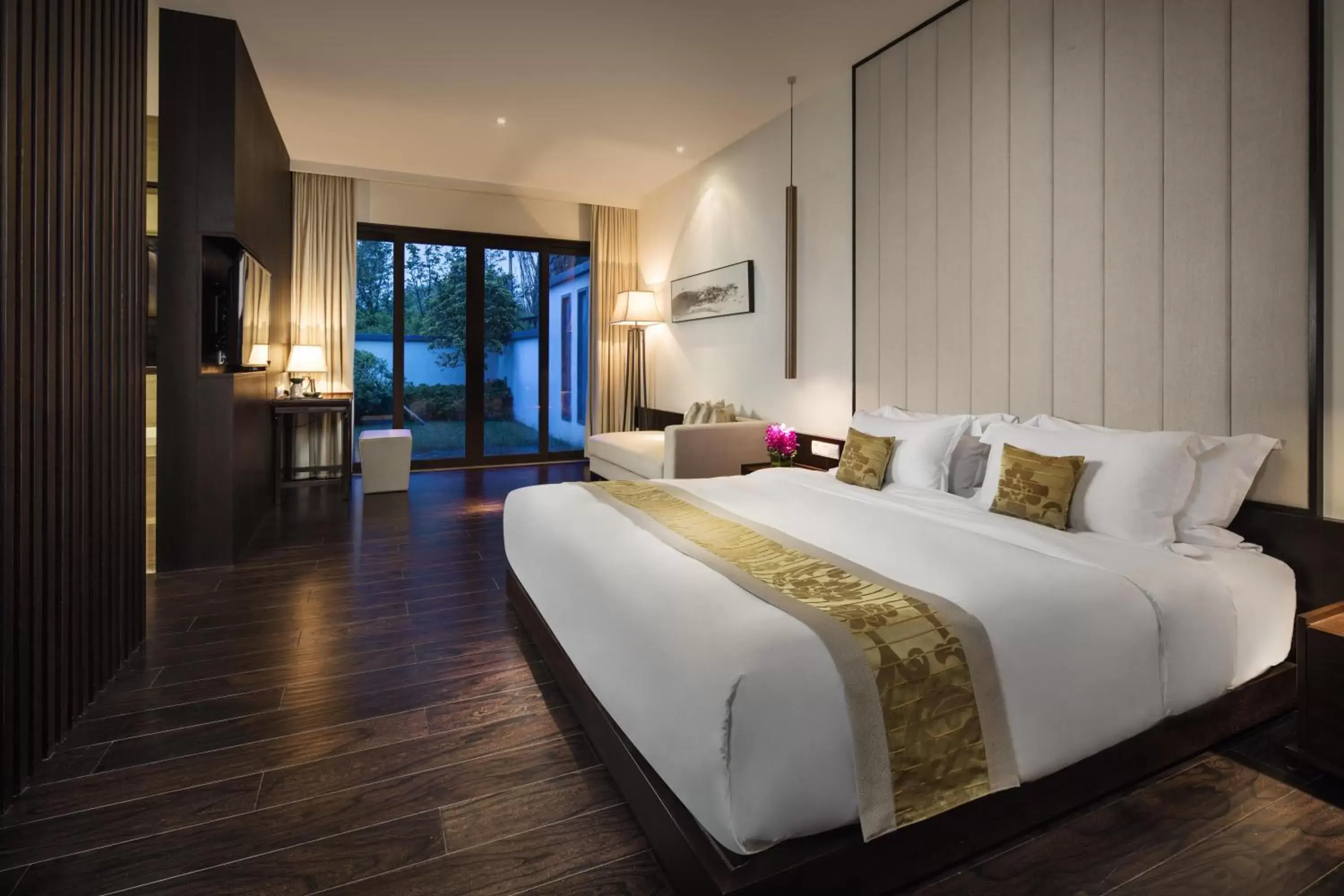 Photo of the whole room, Bed in Banyan Tree Hotel Huangshan-The Ancient Charm of Huizhou, a Paradise