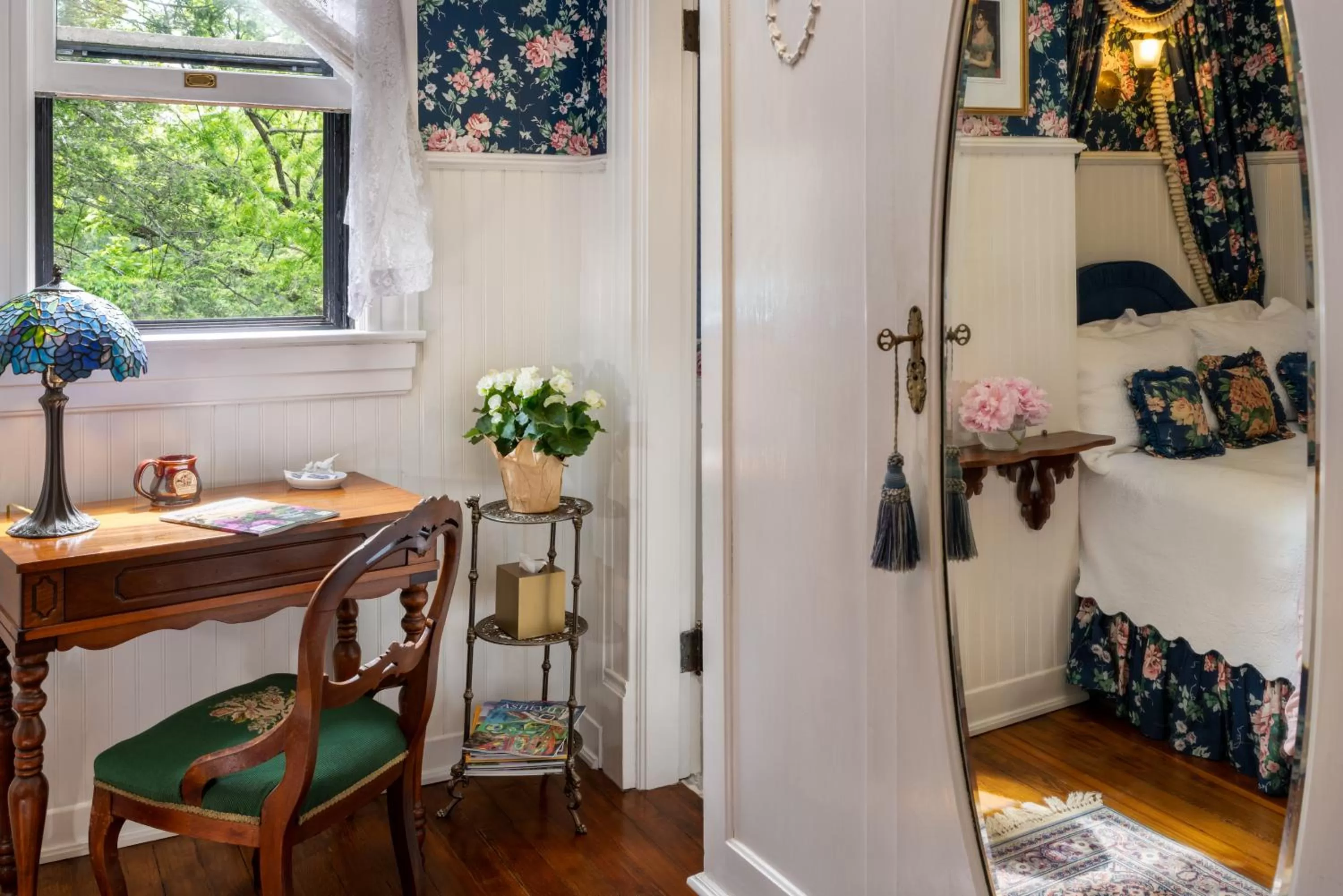 Seating area in The 1899 Wright Inn & Carriage House