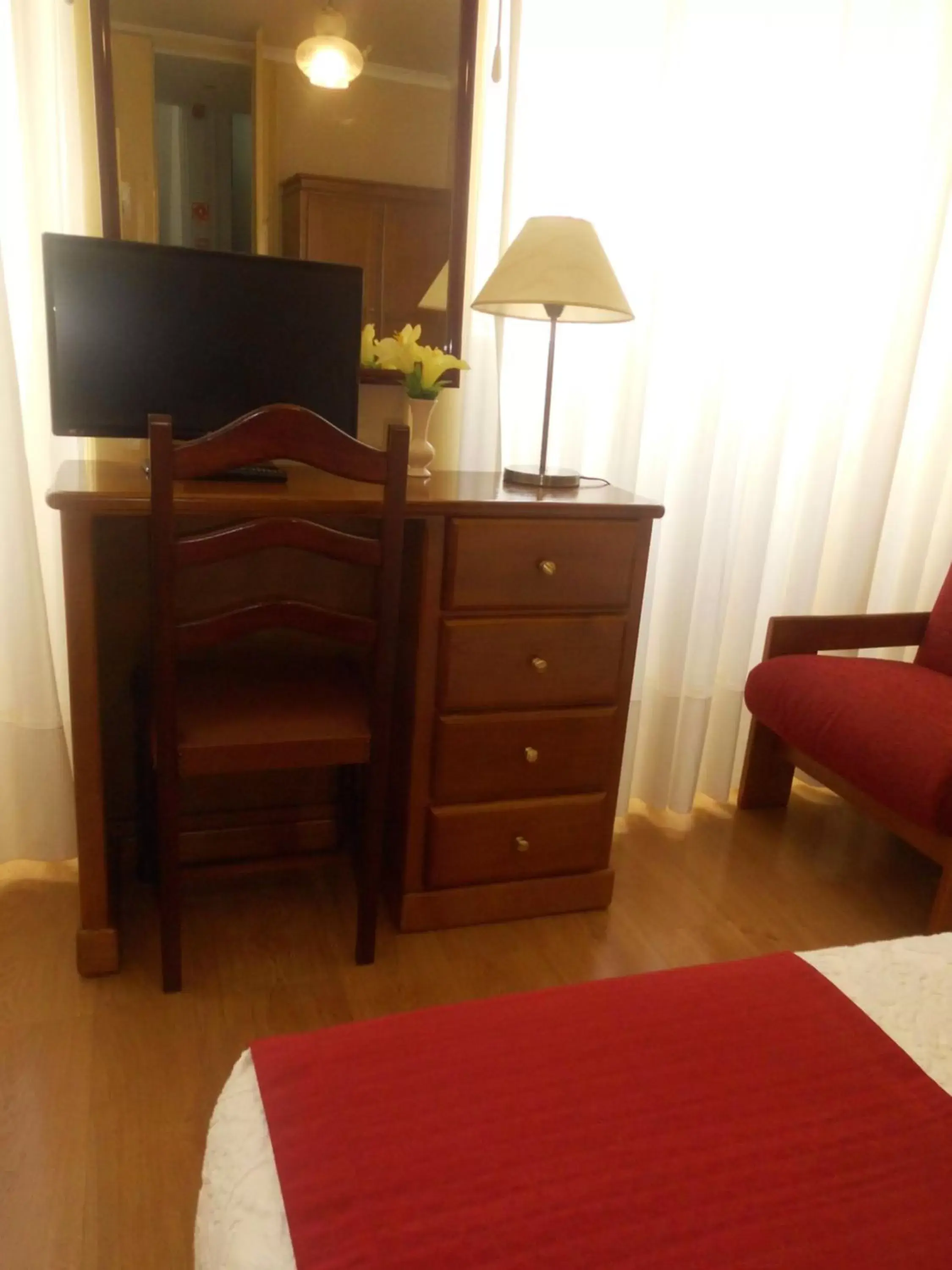 Bedroom, TV/Entertainment Center in Hotel Larbelo
