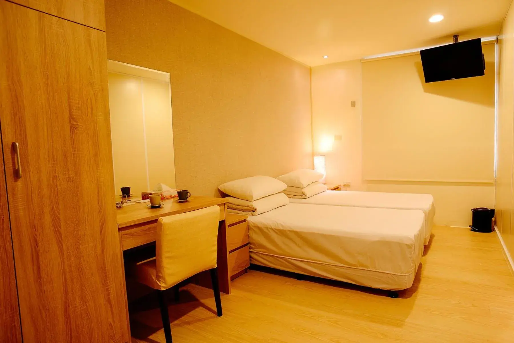 Photo of the whole room, Bed in Chengching Lakeside Resort