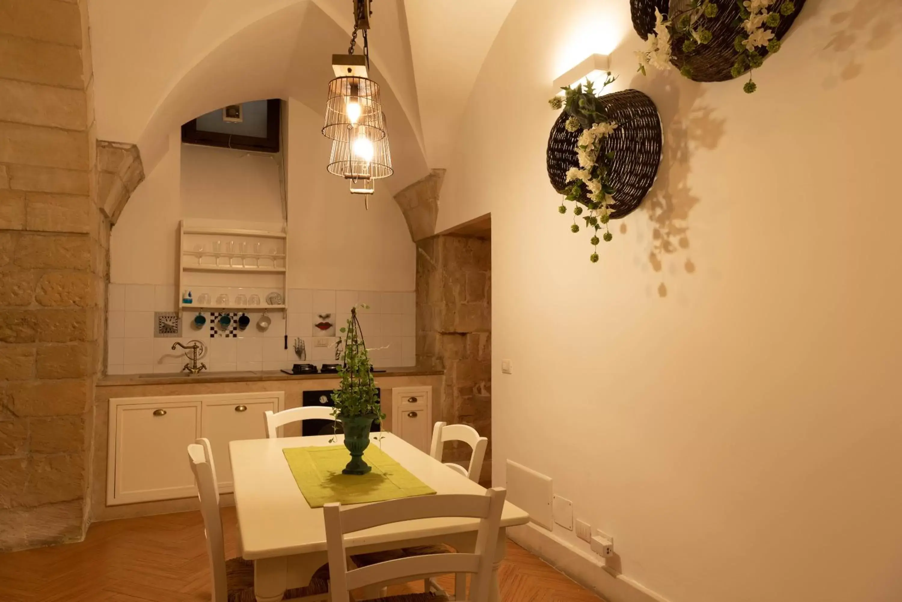 Dining Area in Cadelli Luxury Suite & Apartments