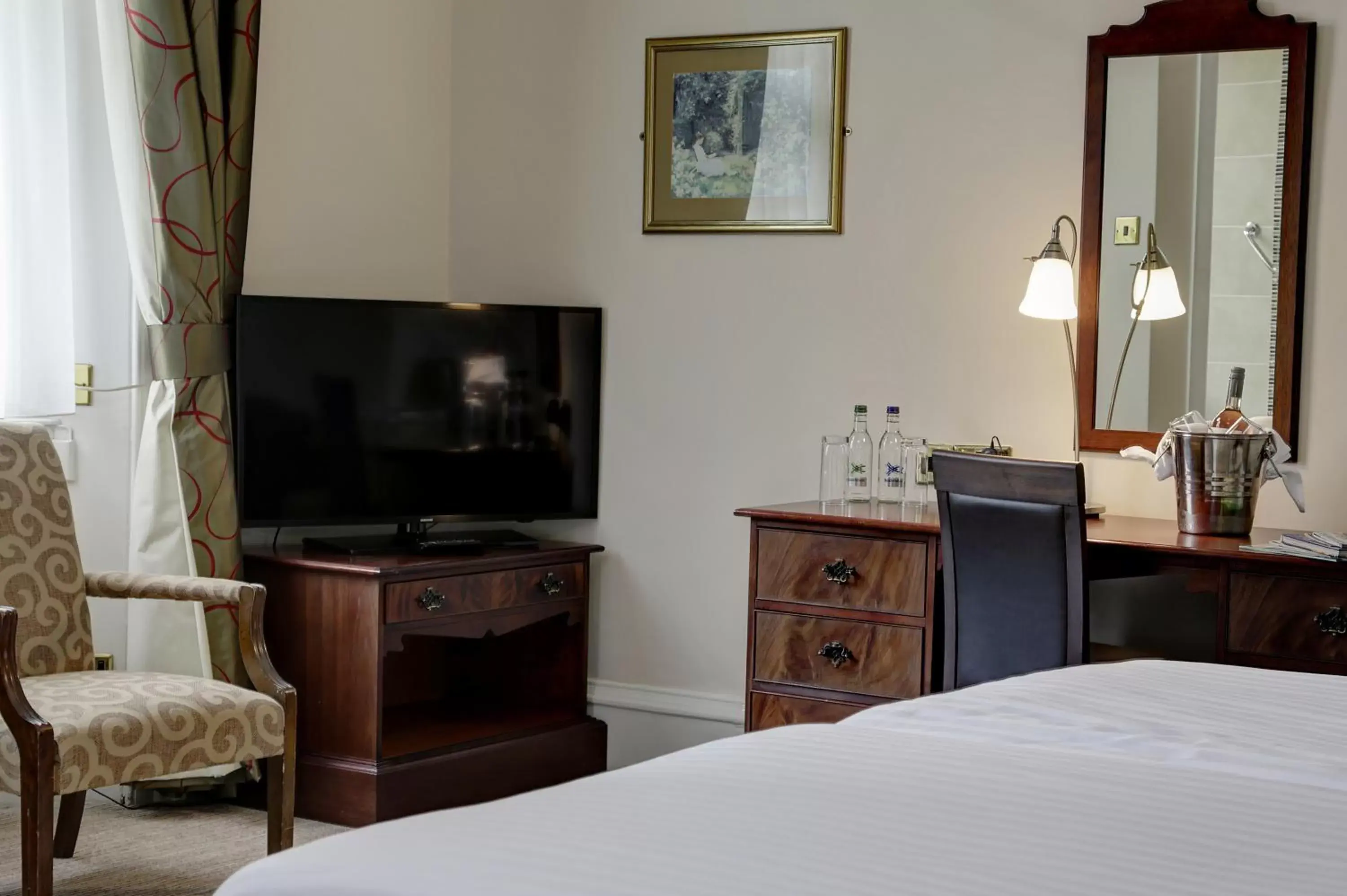Bedroom, TV/Entertainment Center in The Craiglands Hotel Sure Hotel Collection by Best Western