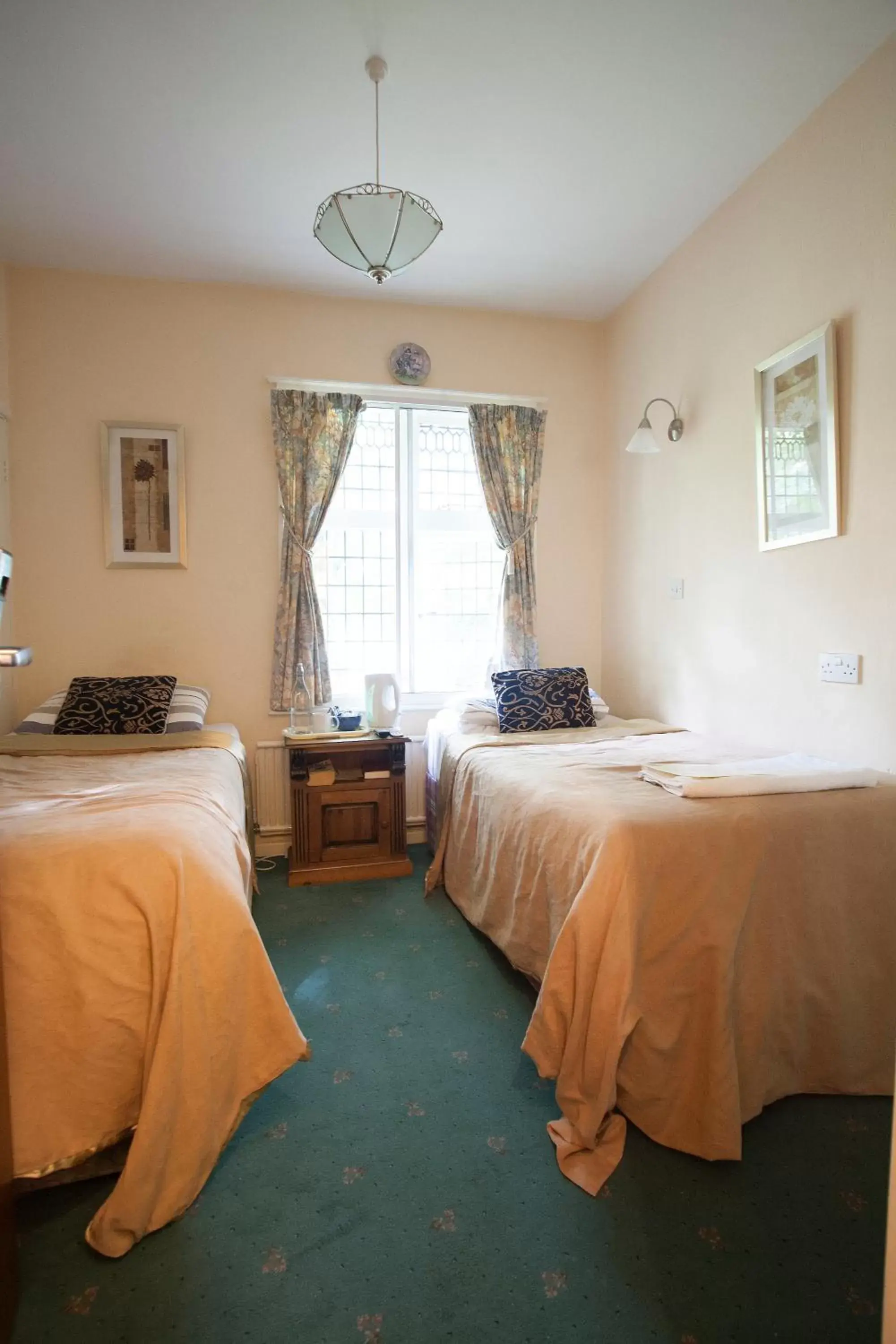 Photo of the whole room, Bed in Barons Court Hotel