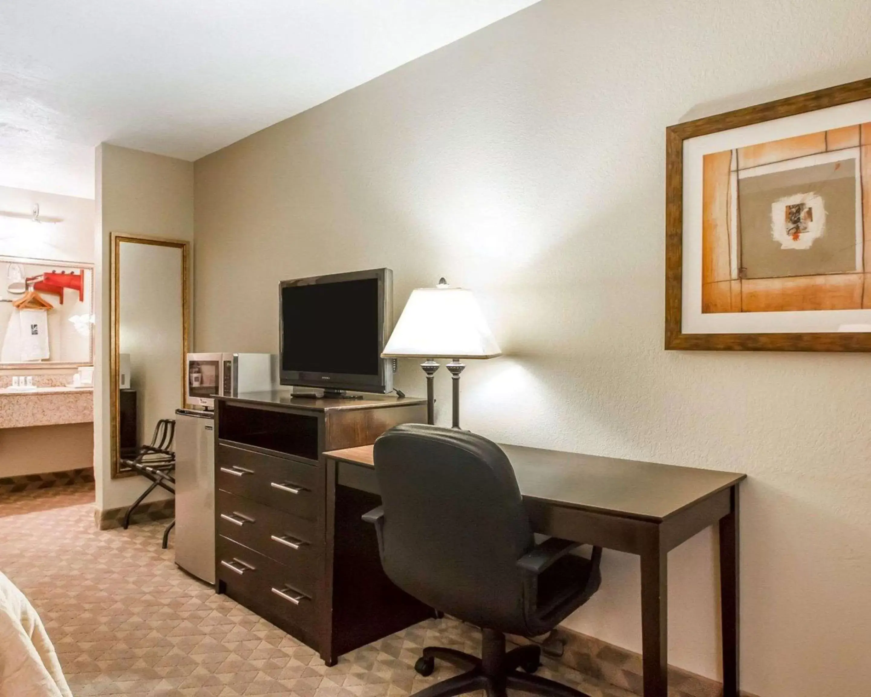 Photo of the whole room, TV/Entertainment Center in Quality Inn & Suites Greenville I-65