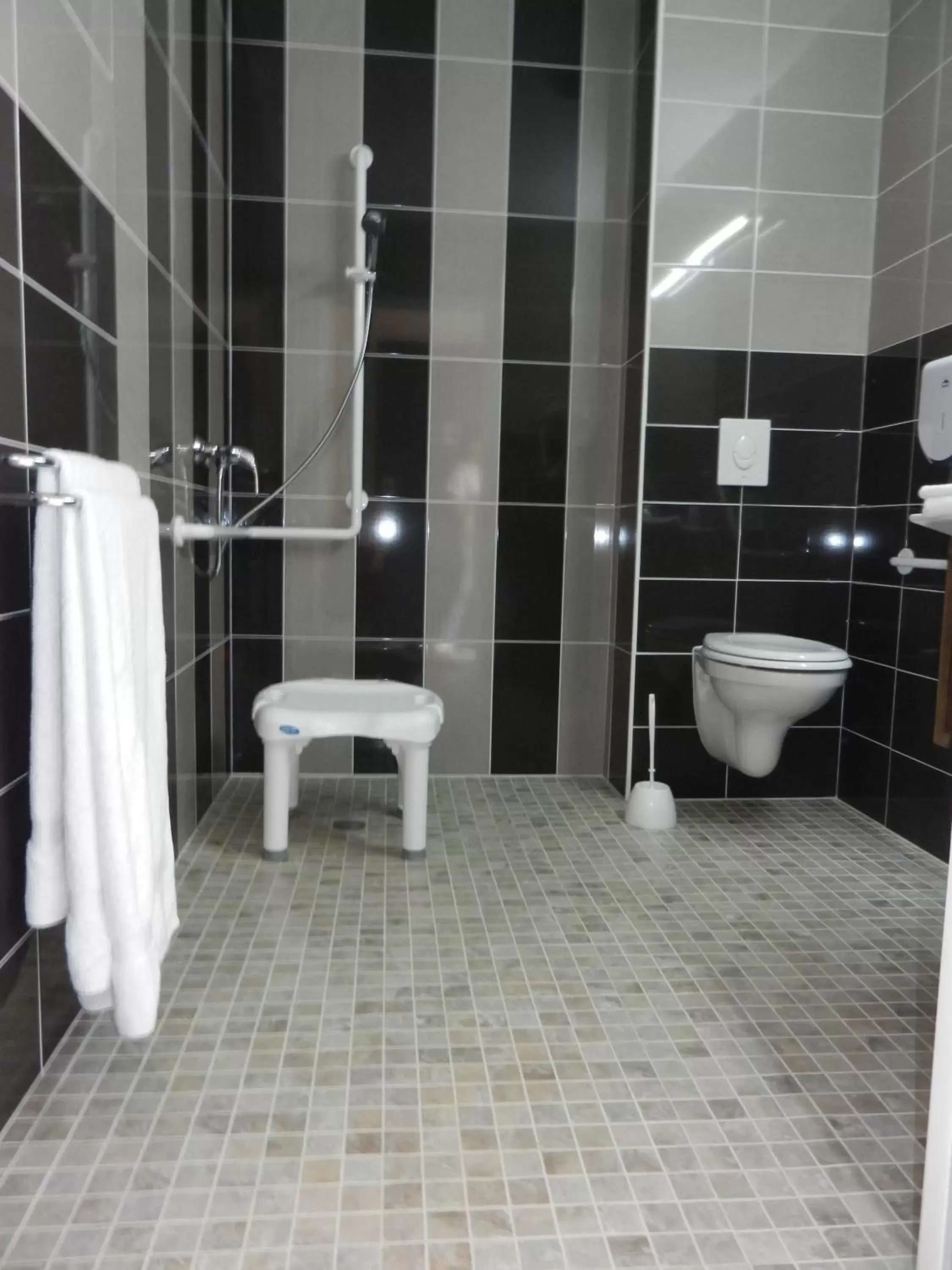 Bathroom in The Originals City, Hôtel Albizia, Sarlat-la-Canéda (Inter-Hotel)