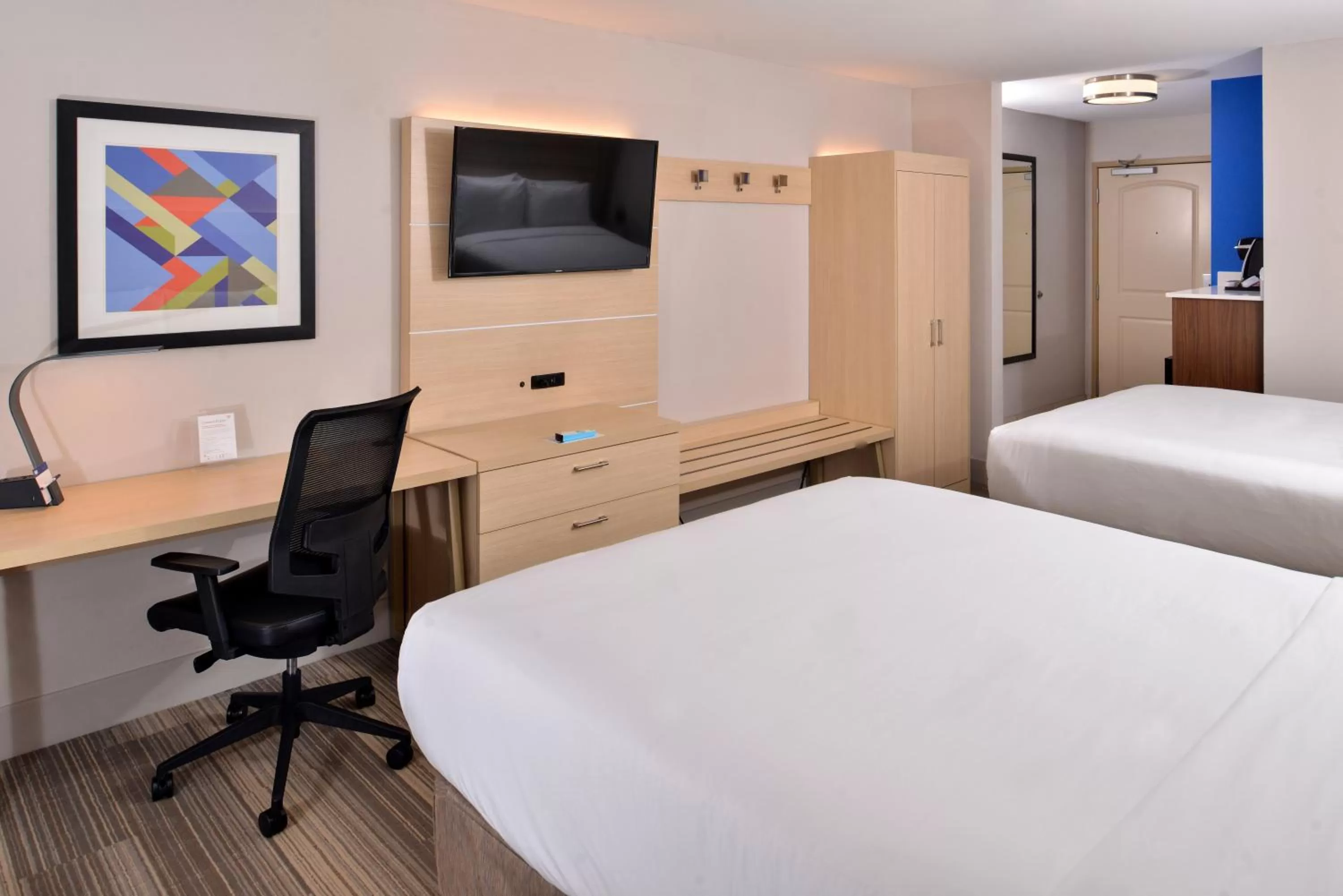 Photo of the whole room, Bed in Holiday Inn Express Hotel & Suites Cincinnati - Mason by IHG