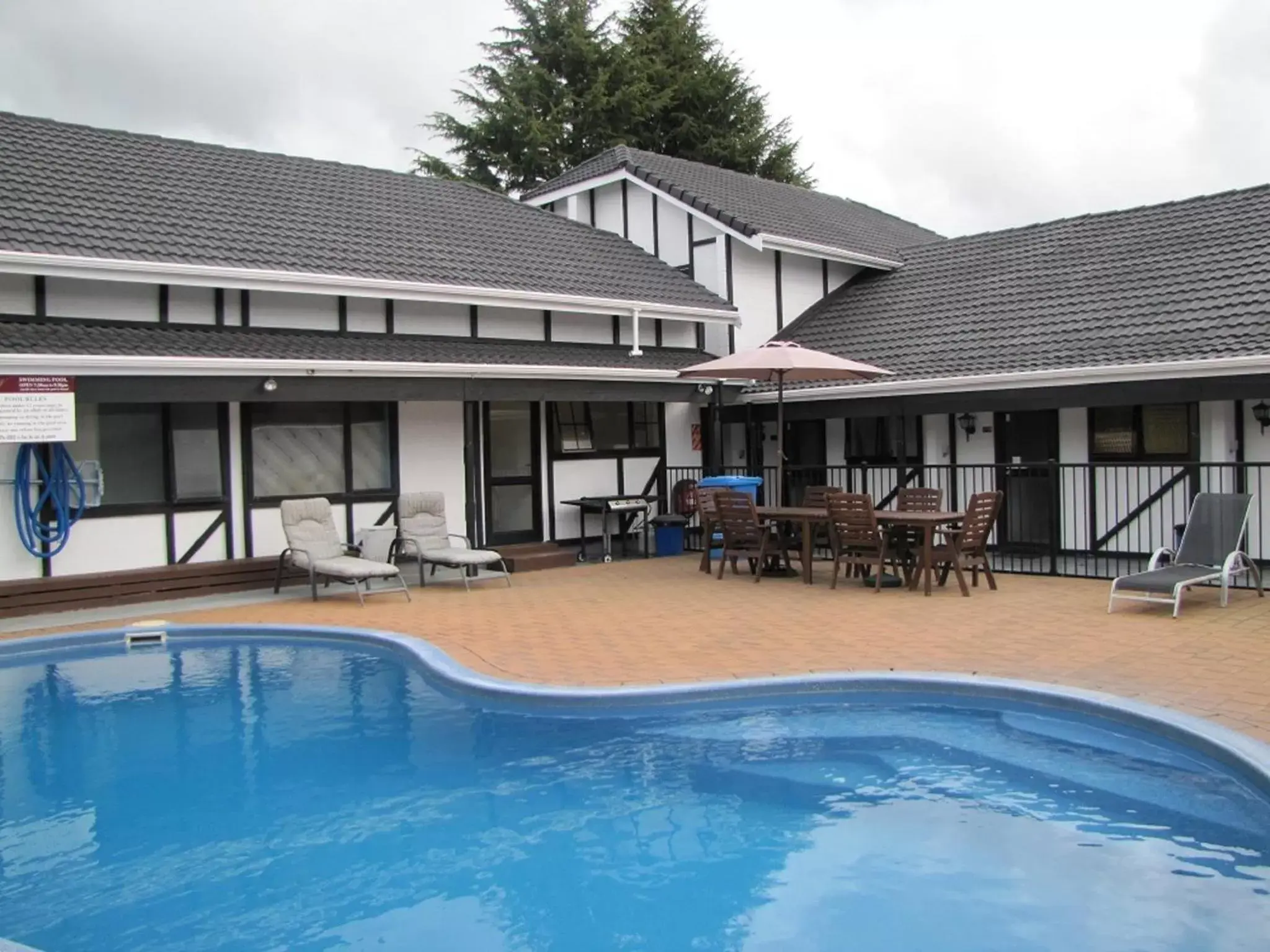 BBQ facilities, Swimming Pool in Devonwood Motel