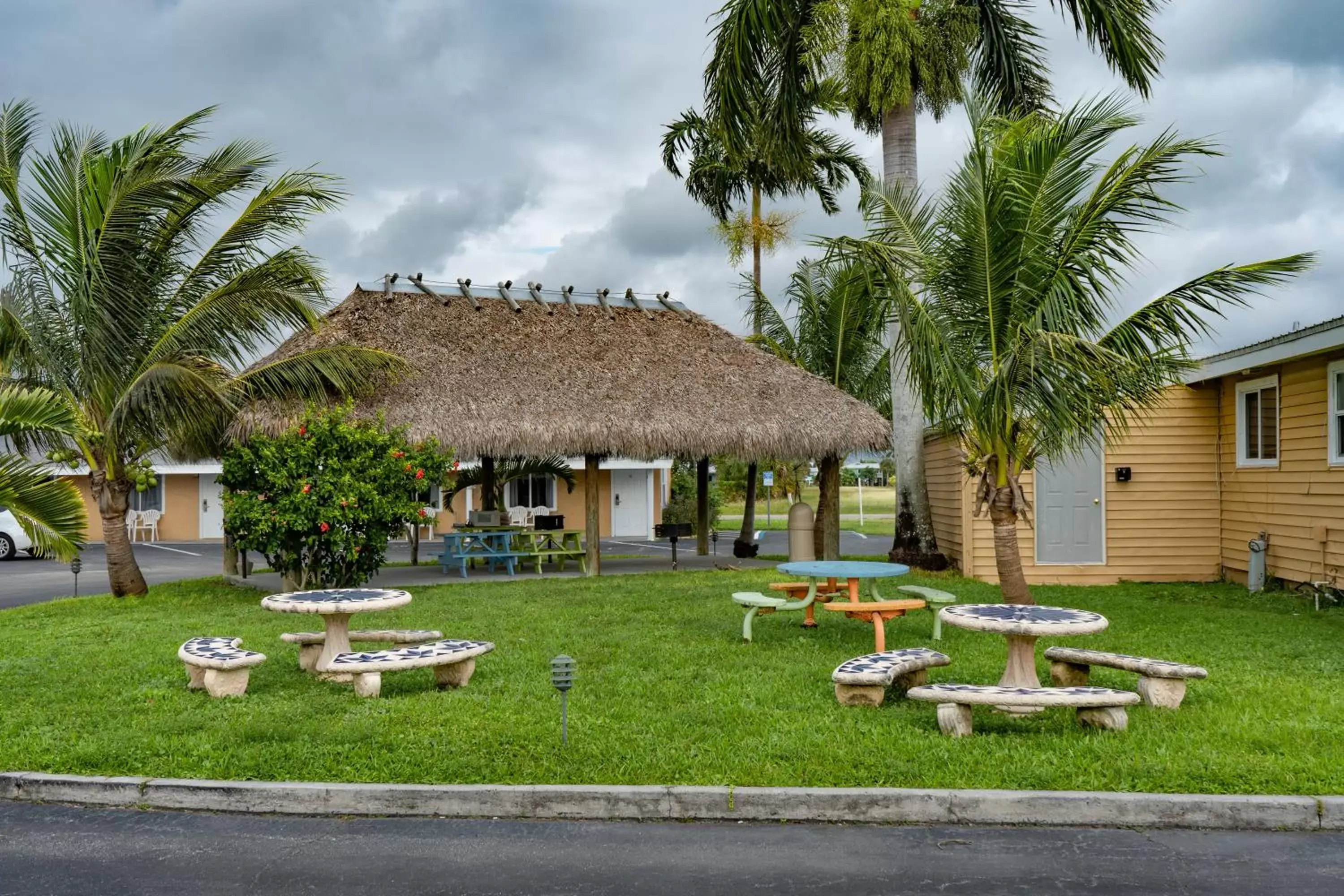 Property Building in Everglades City Motel - Everglades Adventures Inn