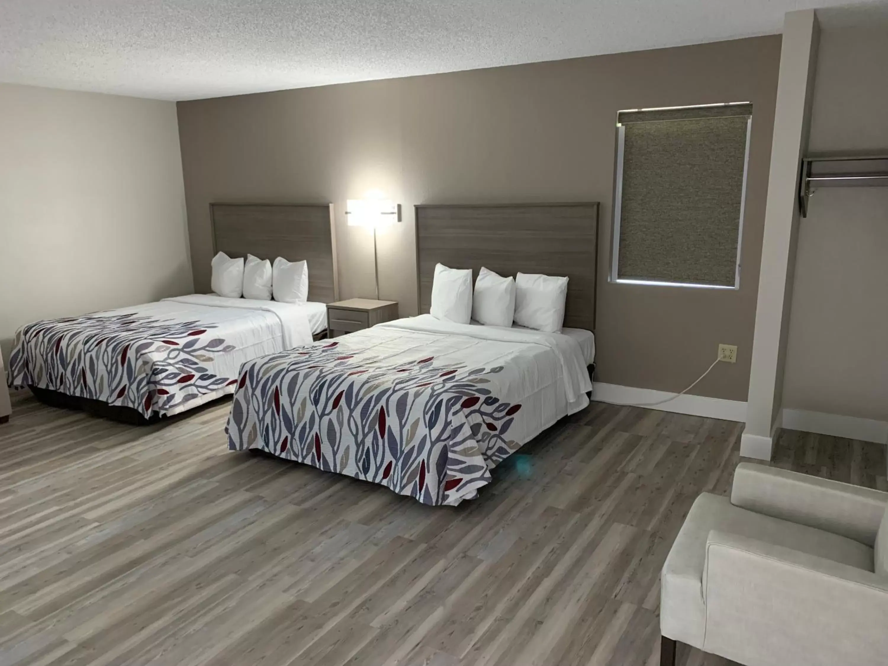Bedroom, Bed in Red Roof Inn & Suites Vineland - Buena
