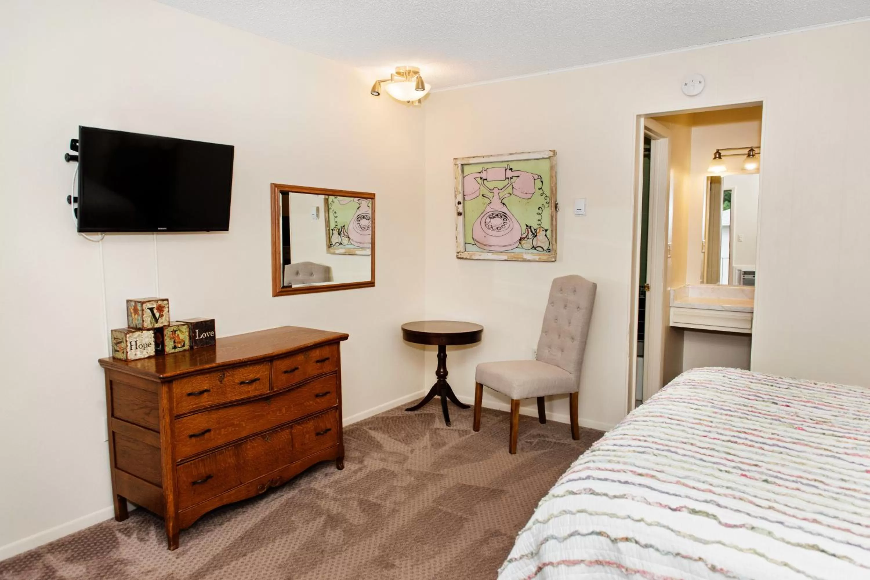 Seating area, TV/Entertainment Center in Red Wing Motel