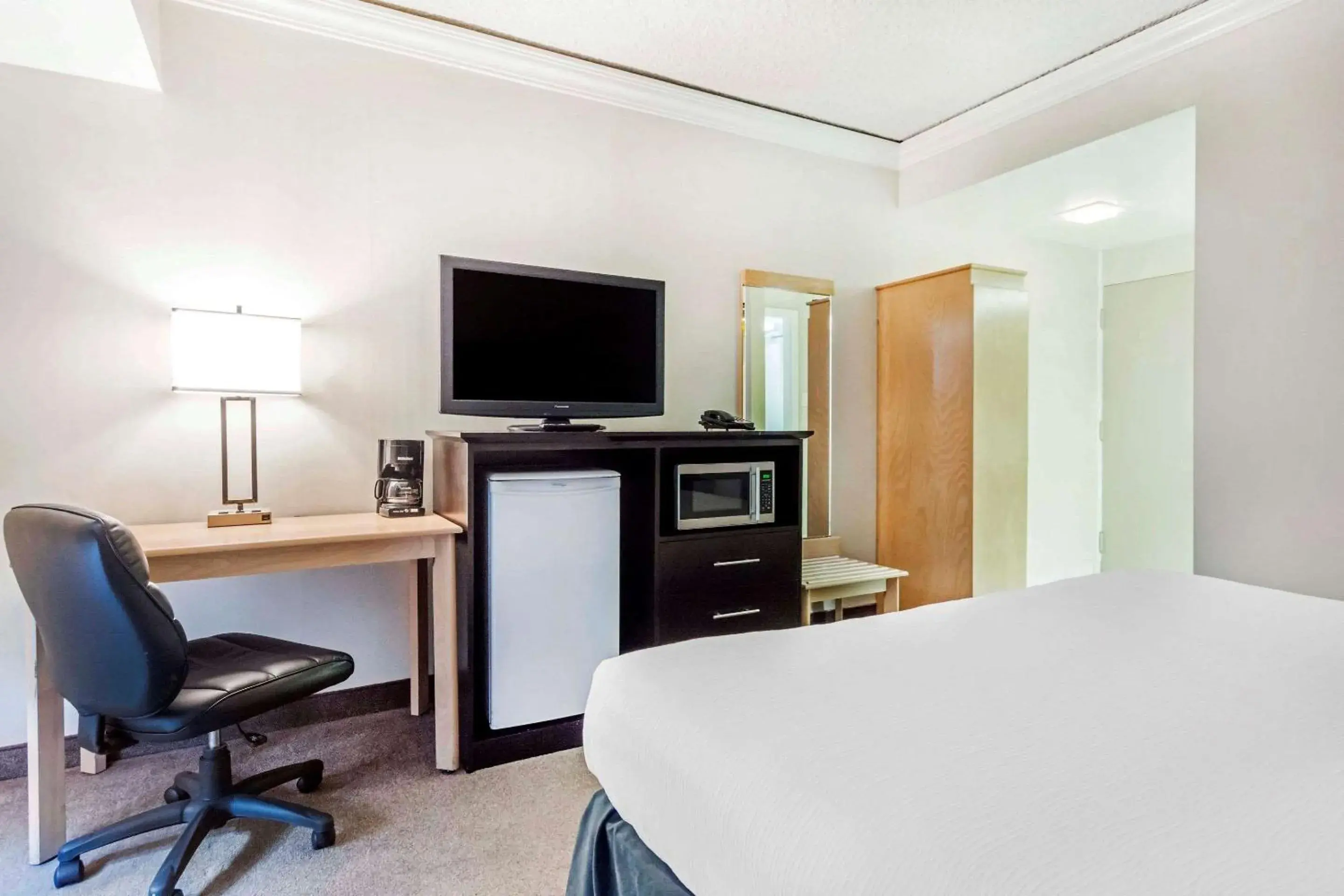 Photo of the whole room, TV/Entertainment Center in Travelodge by Wyndham Trois-Rivieres