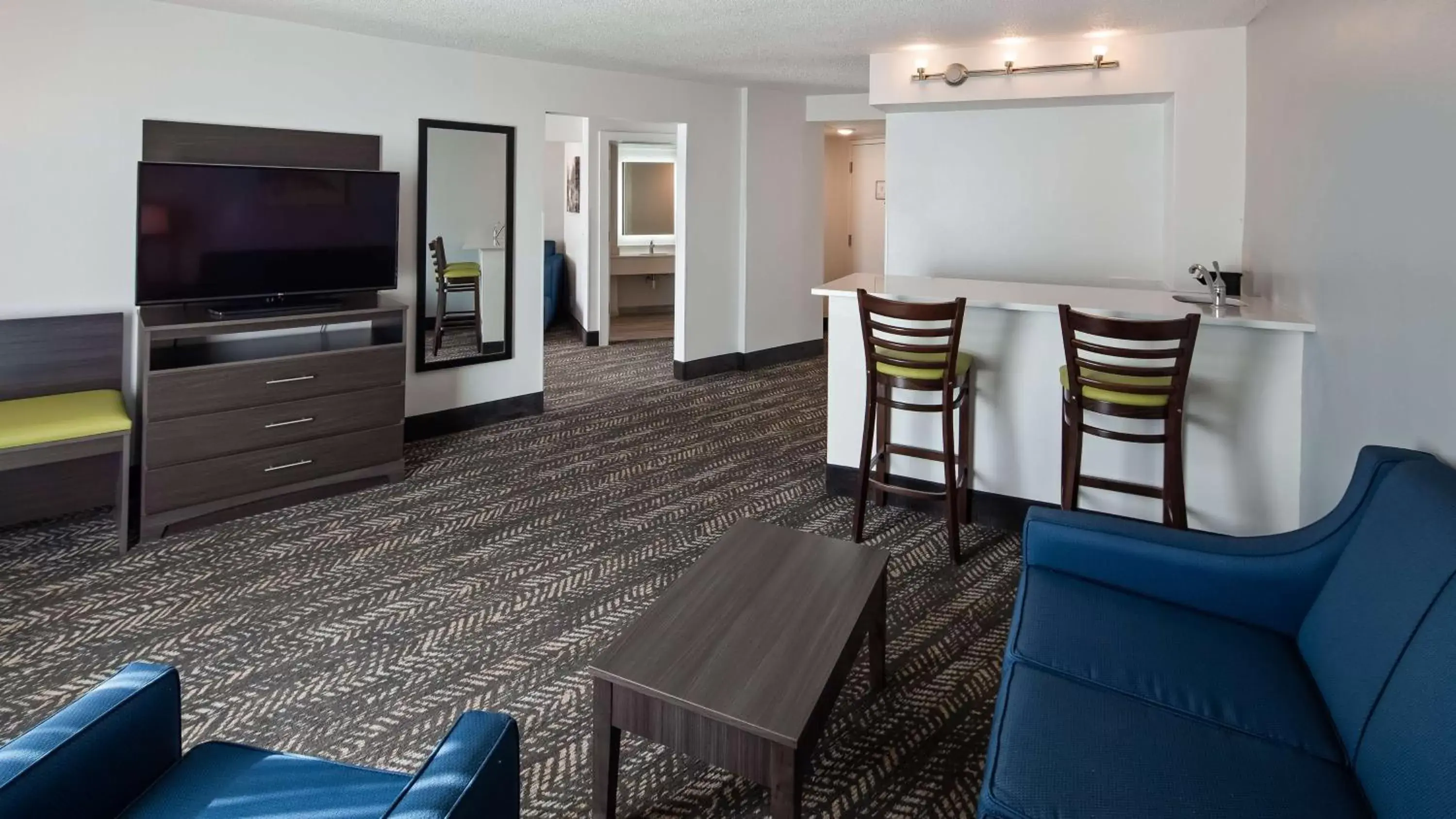 Photo of the whole room, TV/Entertainment Center in Best Western Plus Wausau Tower Inn