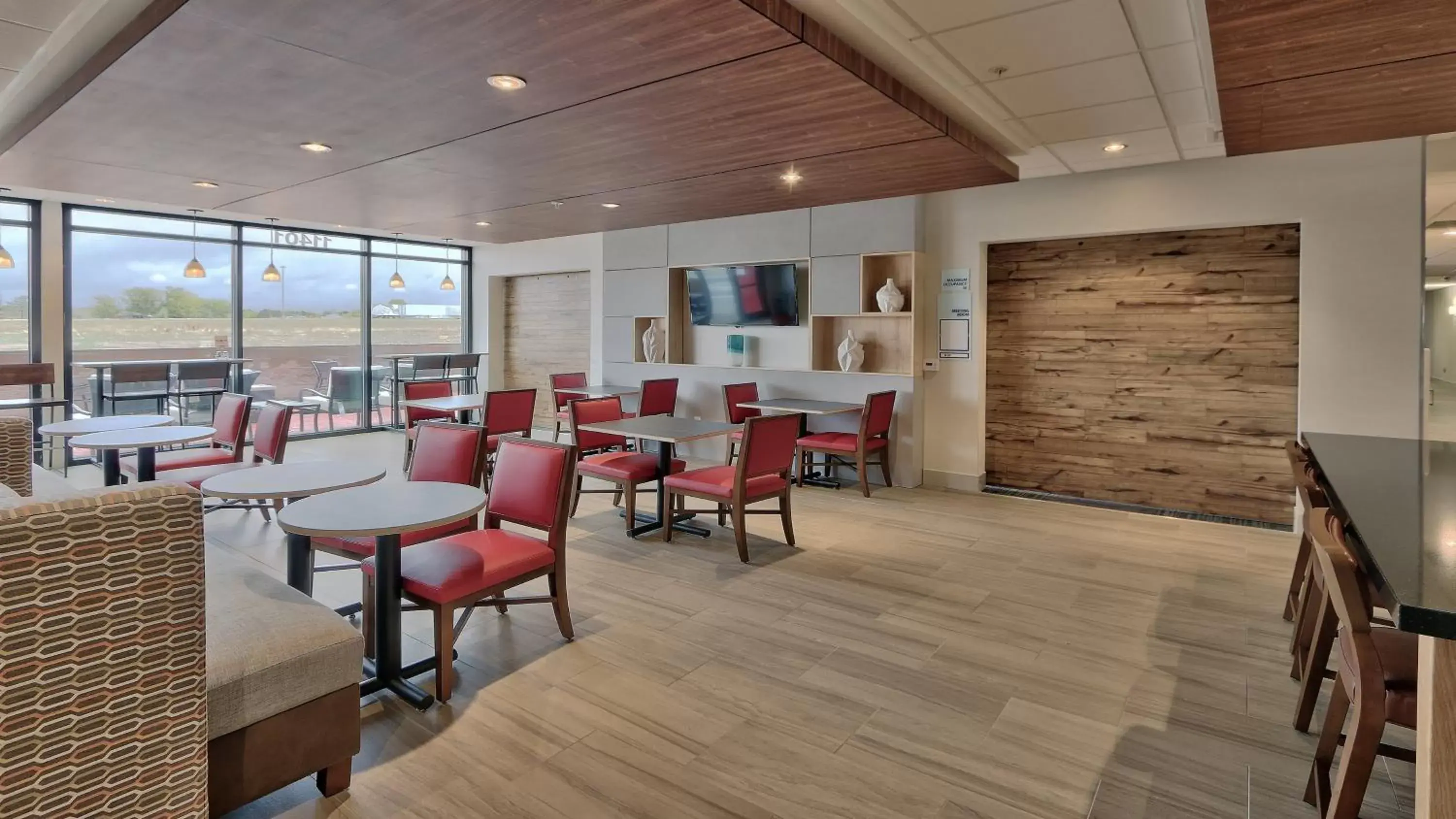 Breakfast, Lounge/Bar in Holiday Inn Express & Suites Broomfield, an IHG Hotel