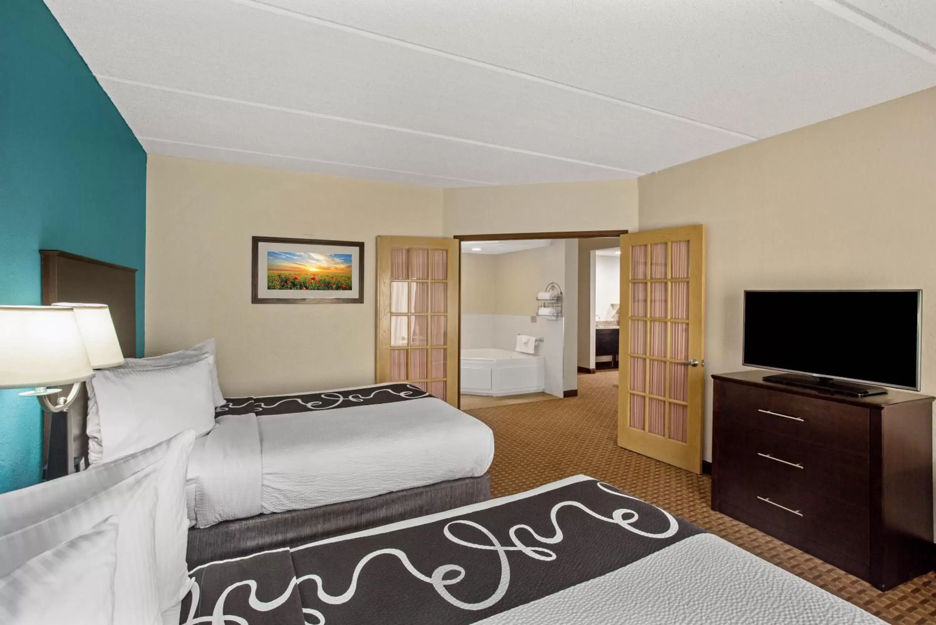 Bedroom, TV/Entertainment Center in Comfort Inn & Suites Sarasota I75