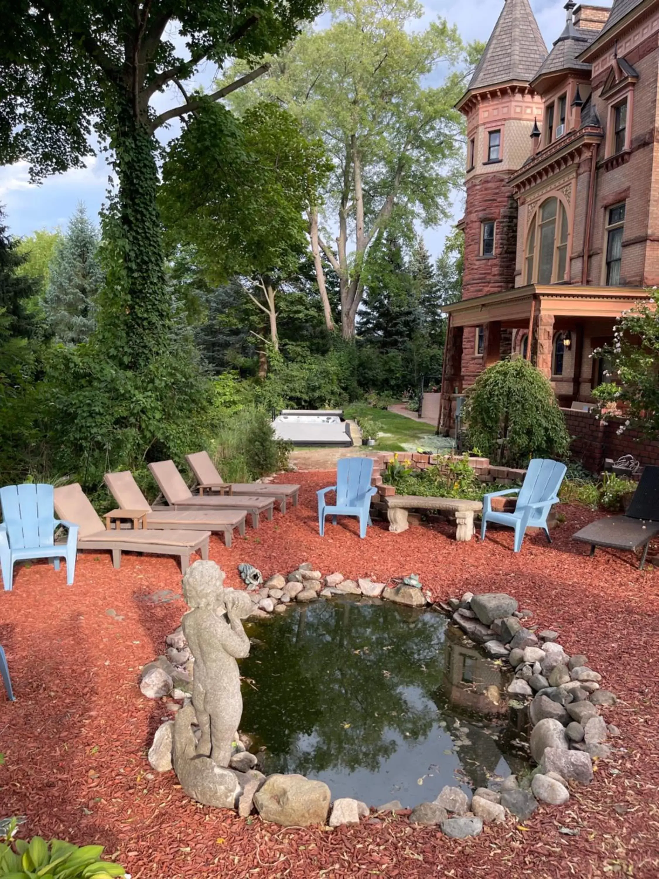 Patio, Pool View in Henderson Castle Inn