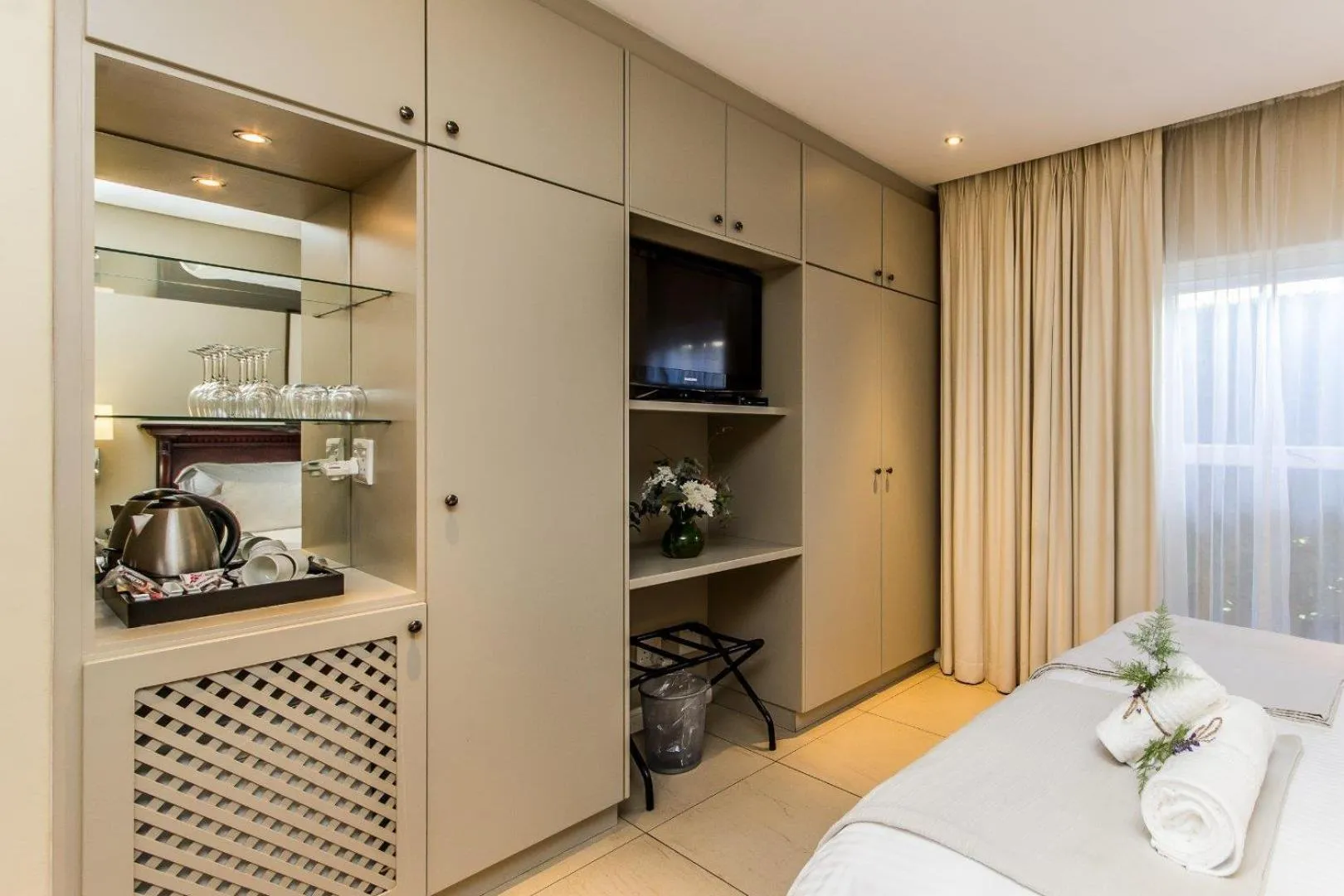 Coffee/tea facilities, Bed in Lemoenkloof Boutique Hotel