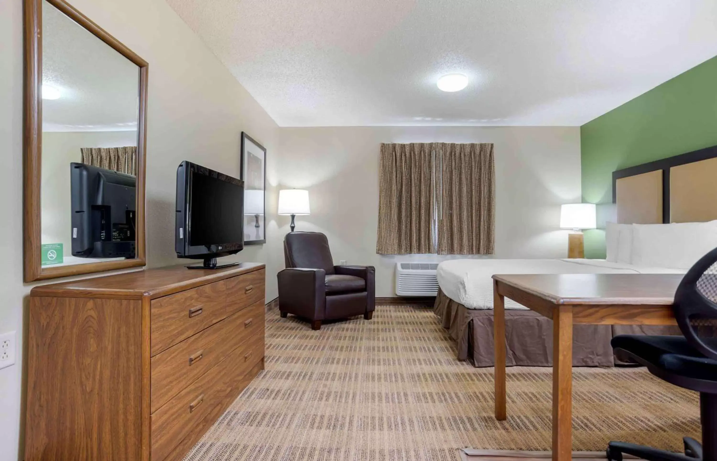 Bedroom, TV/Entertainment Center in Extended Stay America Suites - Birmingham - Wildwood