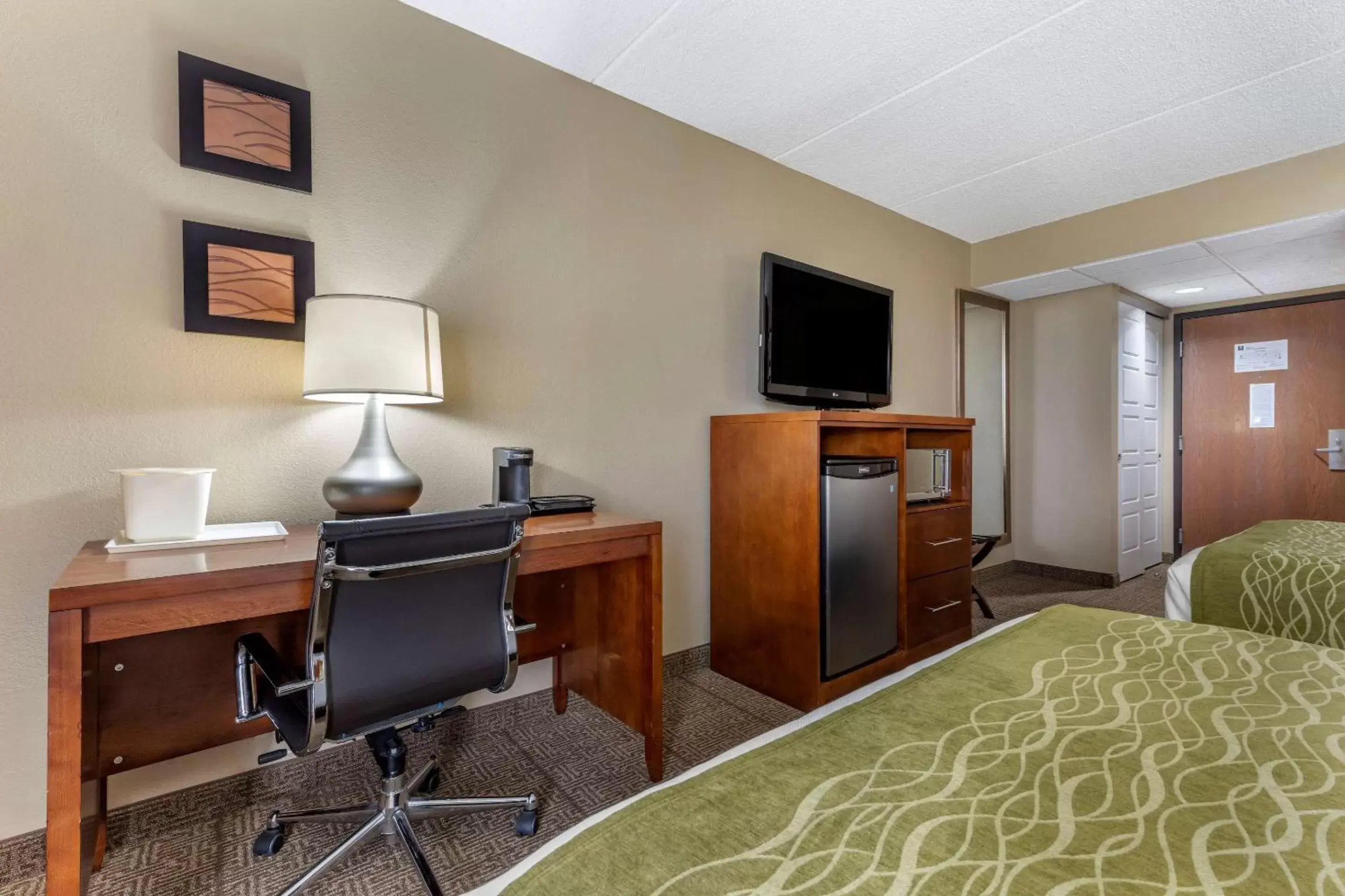 Photo of the whole room, TV/Entertainment Center in Comfort Inn Cranberry Township