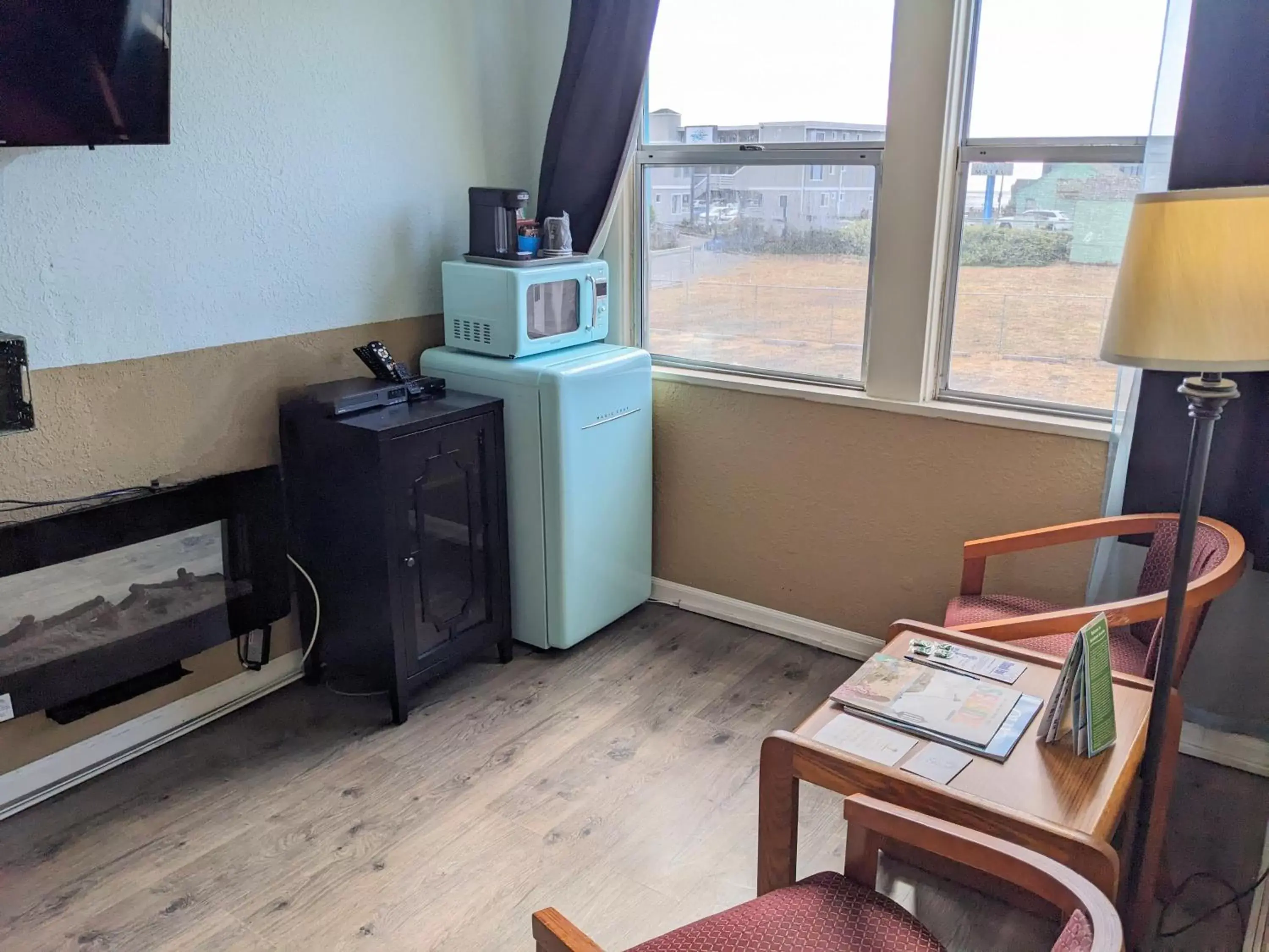 Seating area, TV/Entertainment Center in Hillcrest Inn