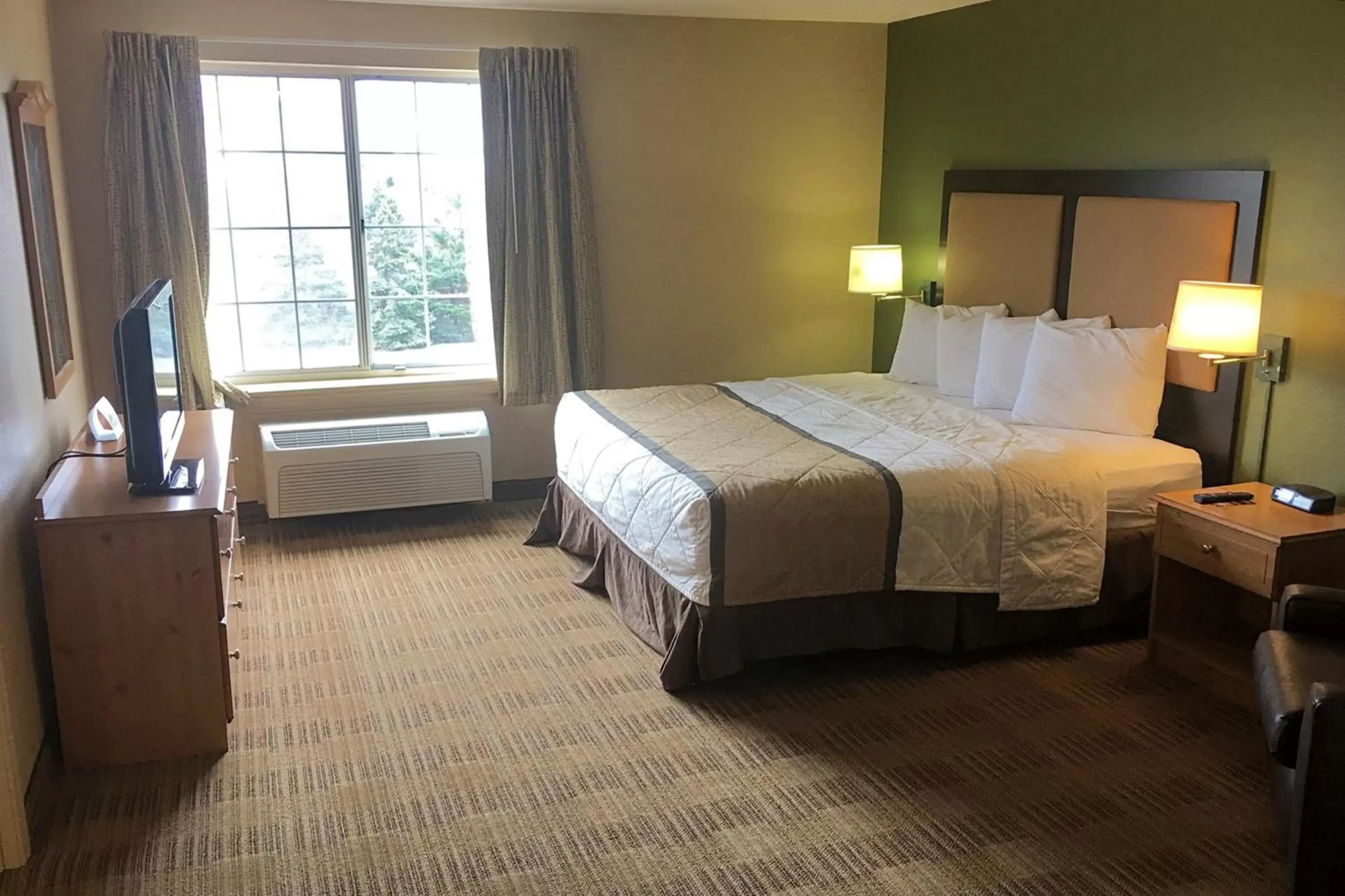 Bed in Extended Stay America Suites - North Chesterfield - Arboretum