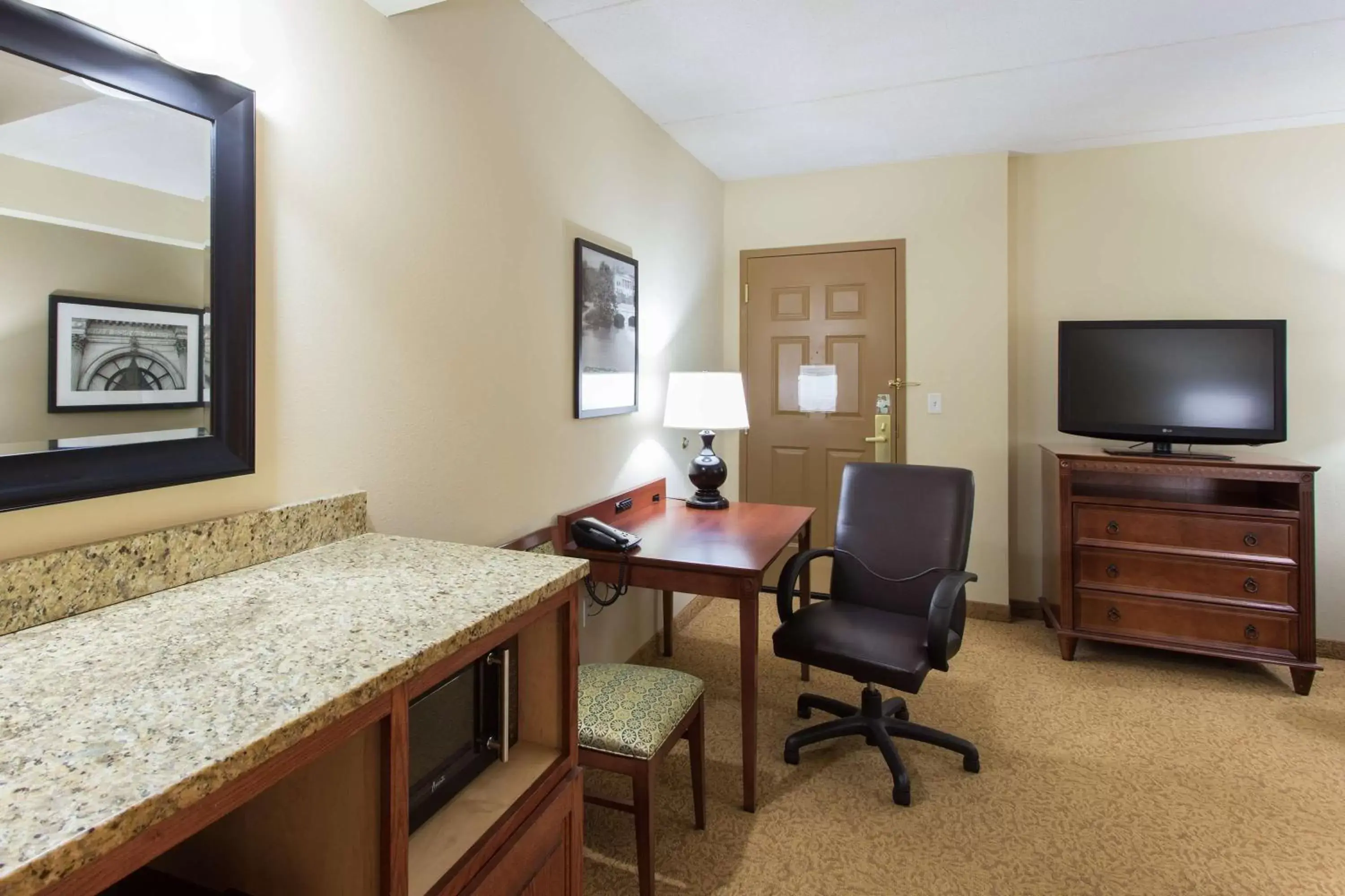 Photo of the whole room, TV/Entertainment Center in Country Inn & Suites Buffalo South I-90, NY