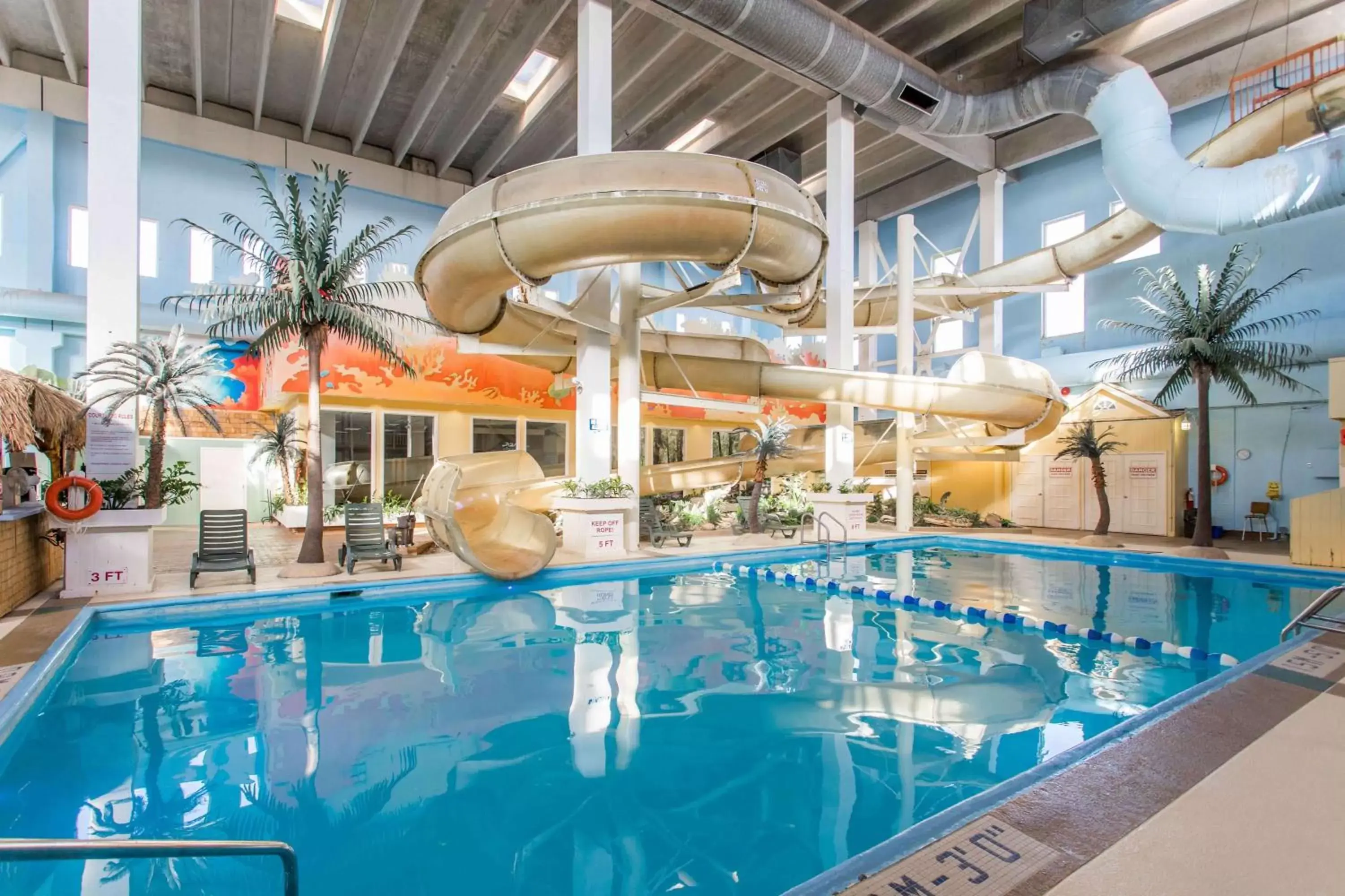 On site, Swimming Pool in Seven Oaks Hotel Regina