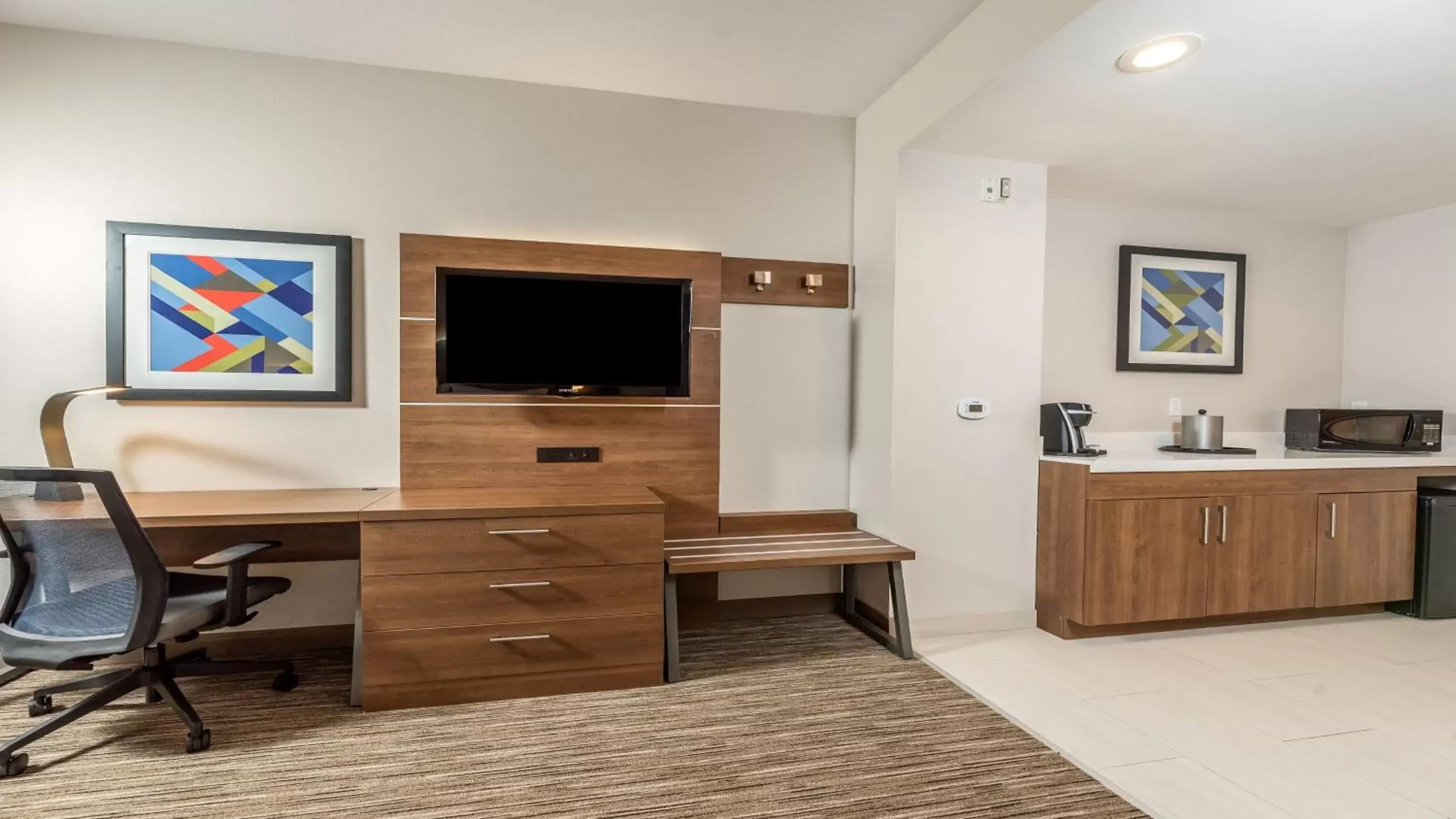 Photo of the whole room, TV/Entertainment Center in Holiday Inn Express Fremont - Milpitas Central, an IHG Hotel