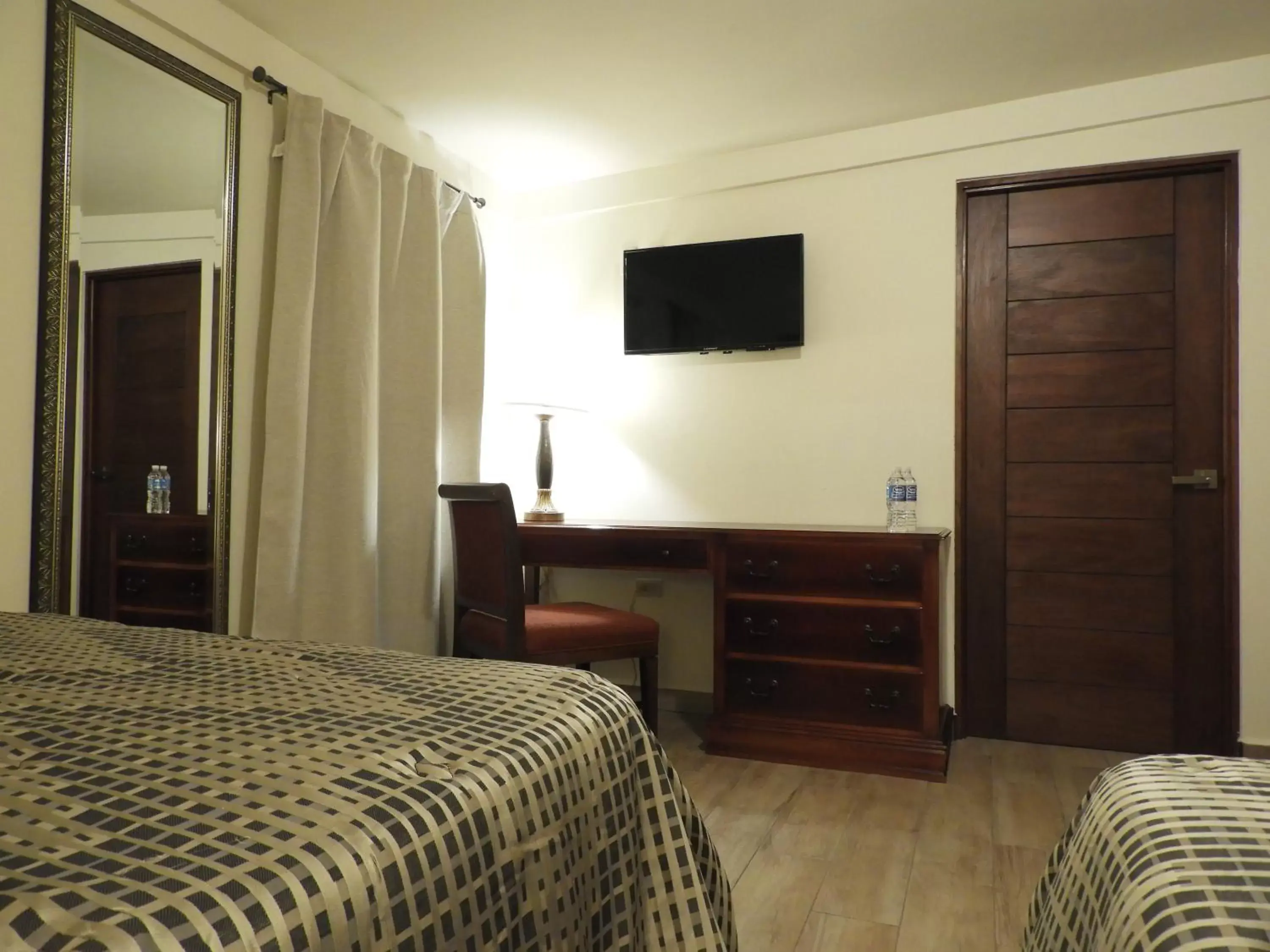 Bed, TV/Entertainment Center in Casona San Cayetano Suites & Lofts by Lunian