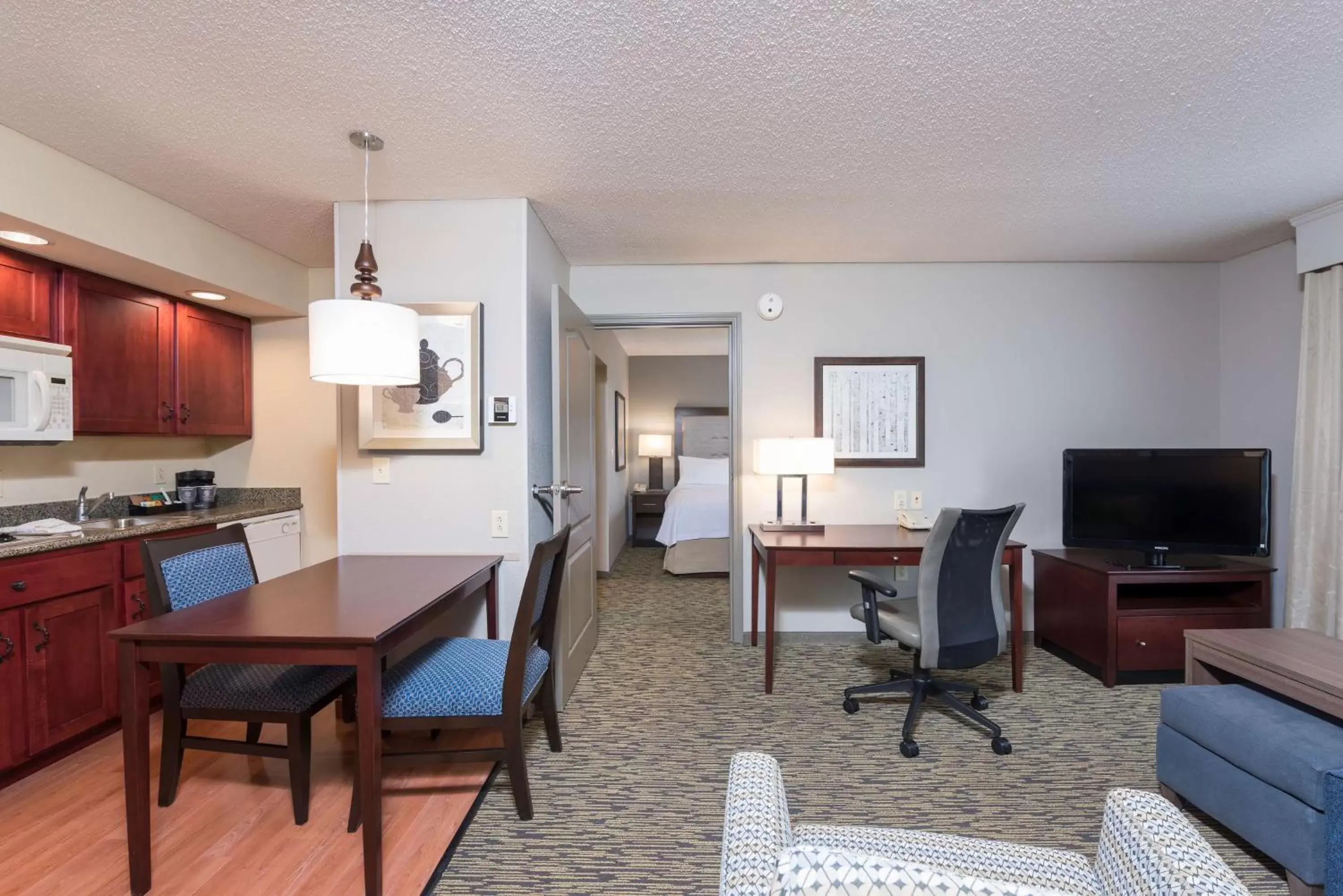 Bedroom, TV/Entertainment Center in Homewood Suites by Hilton Bloomington
