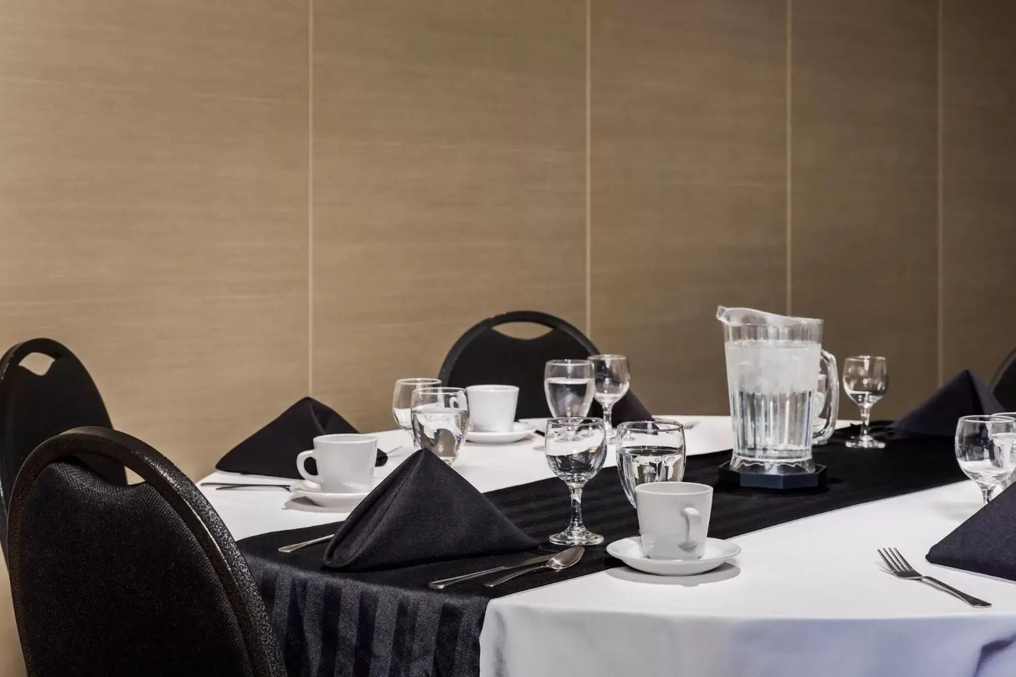 Banquet/Function facilities, Restaurant/Places to Eat in Heritage Inn Hotel & Convention Centre - Moose Jaw