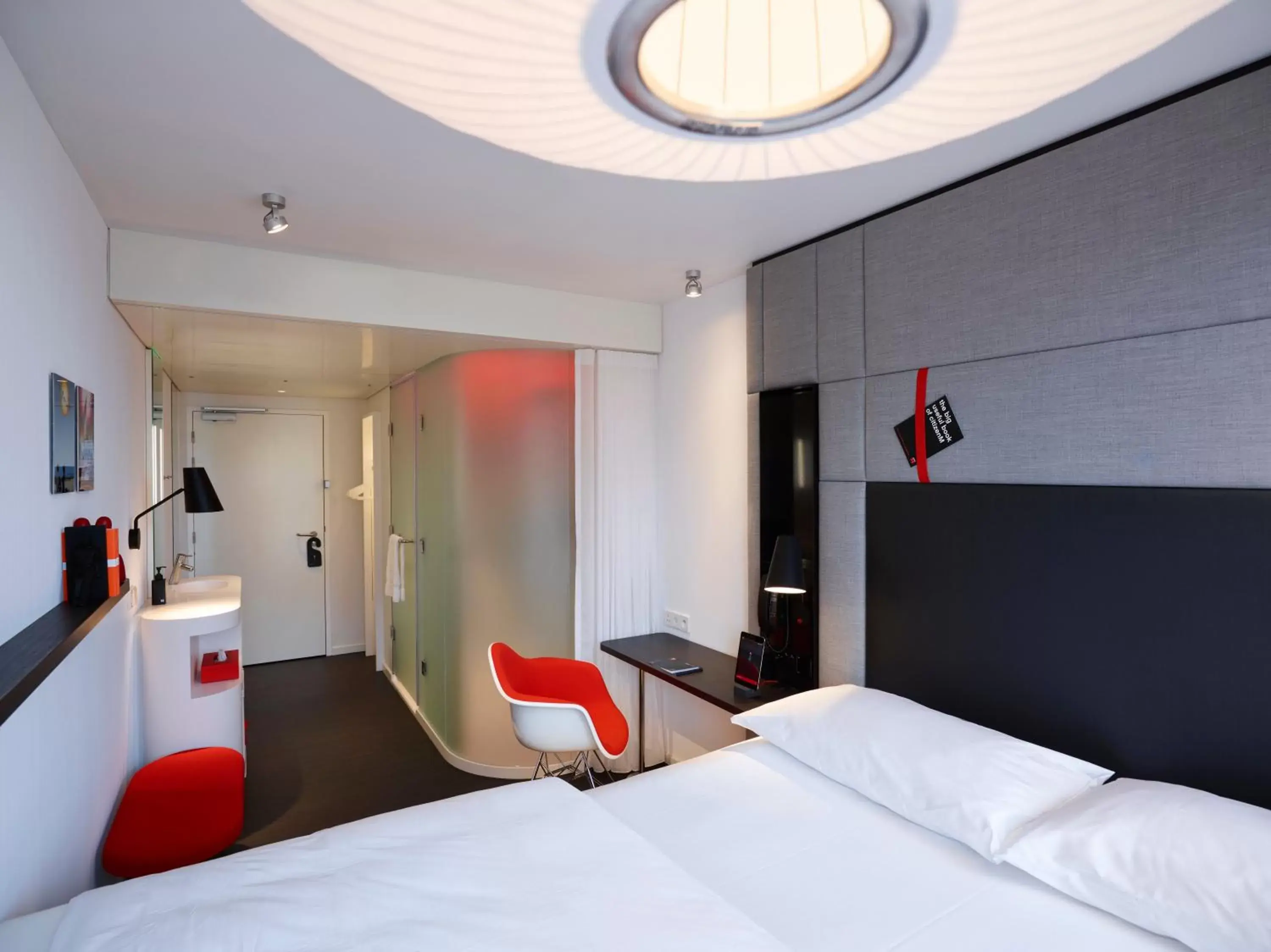 Photo of the whole room, Bed in citizenM Geneva